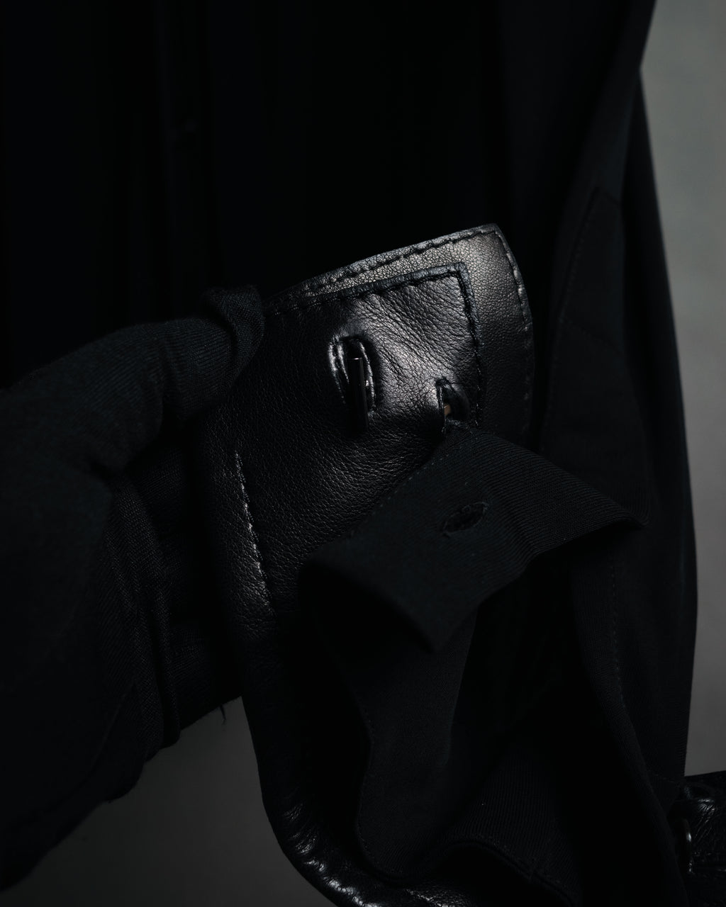 –SPECIAL– "HERMES" 00’s Leather-trimmed viscose evening shirt