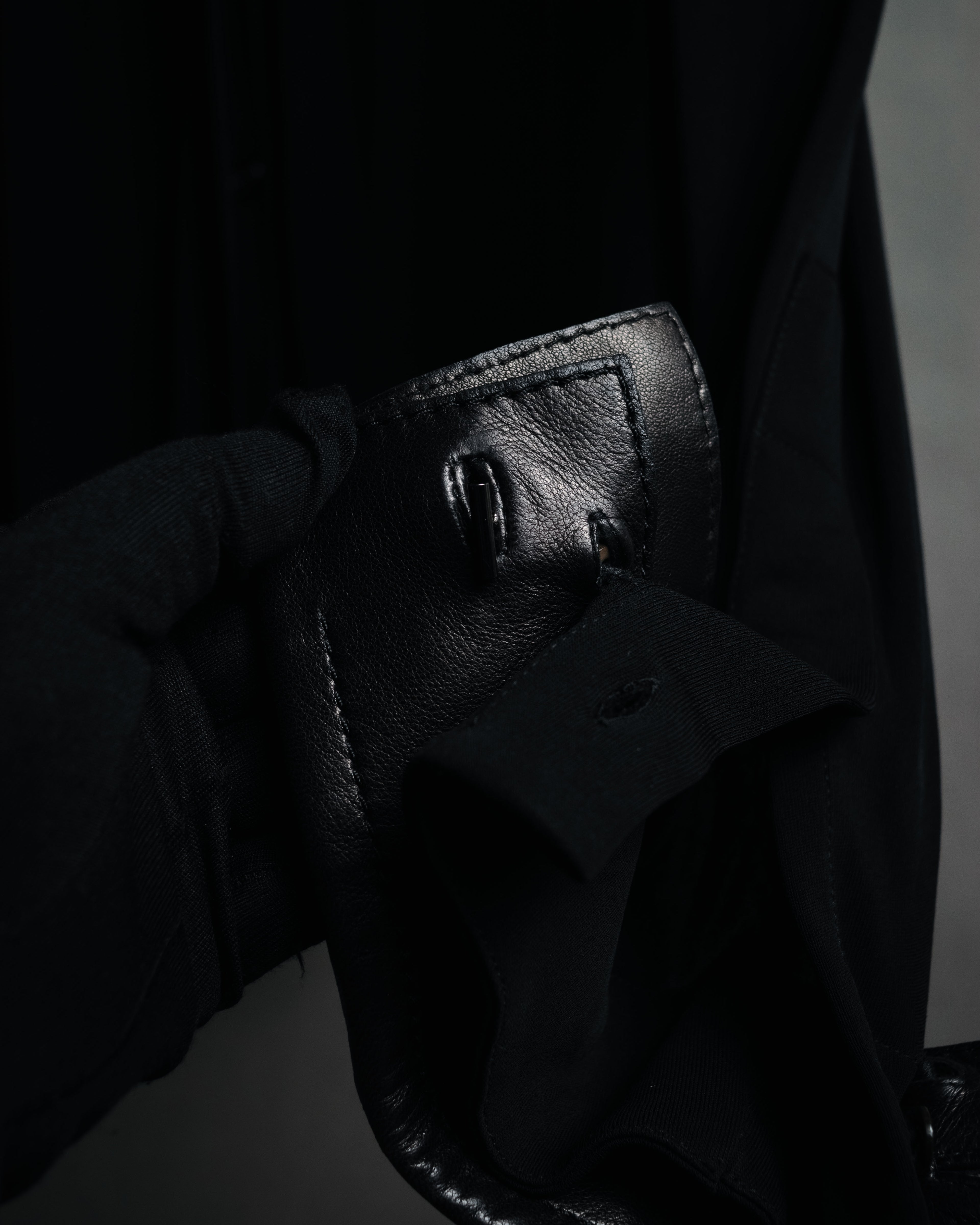 –SPECIAL– "HERMES" 00’s Leather-trimmed viscose evening shirt