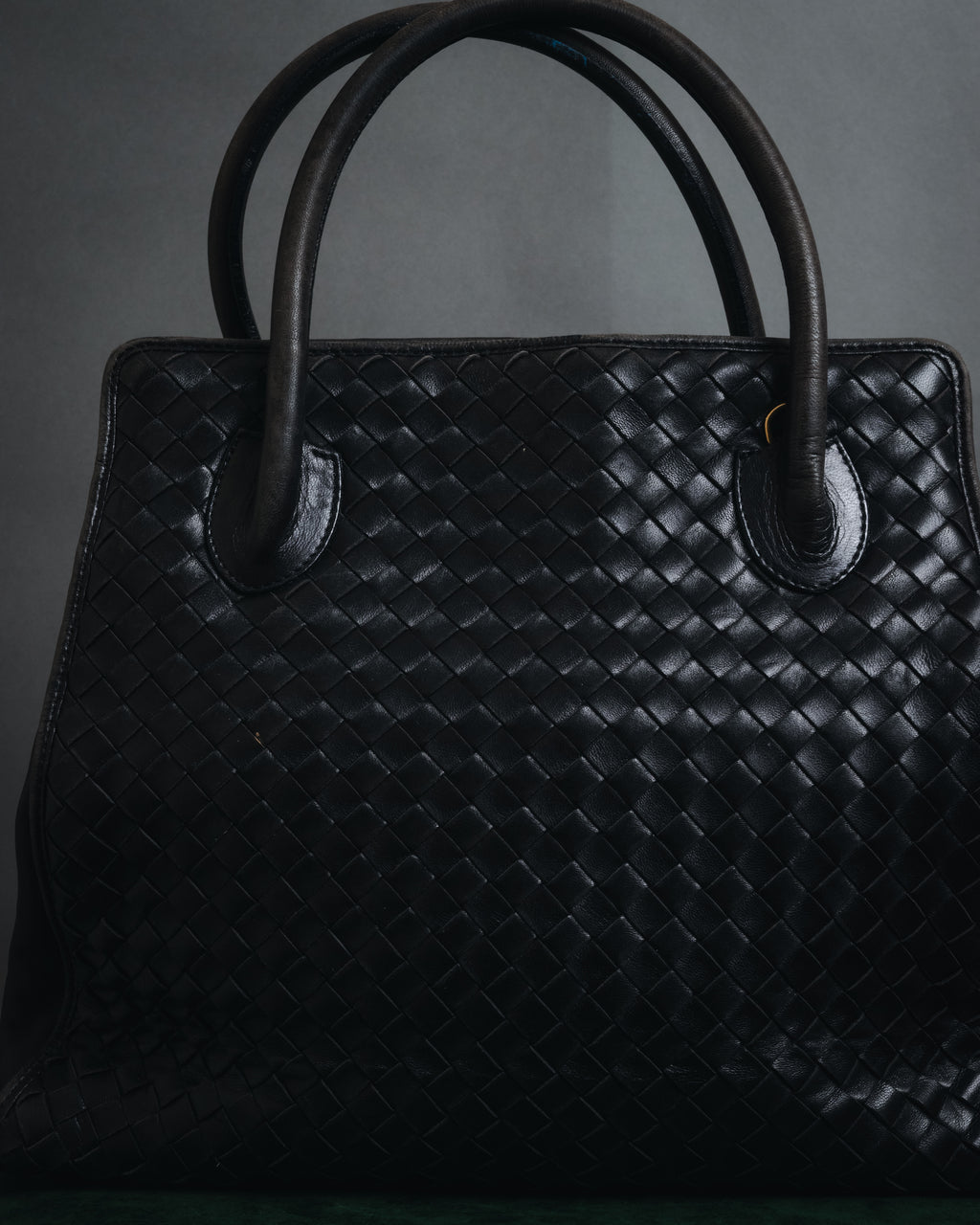 –SPECIAL– "BOTTEGA VENETA"
90’s-00’s intrecciato trapezoid handle bag