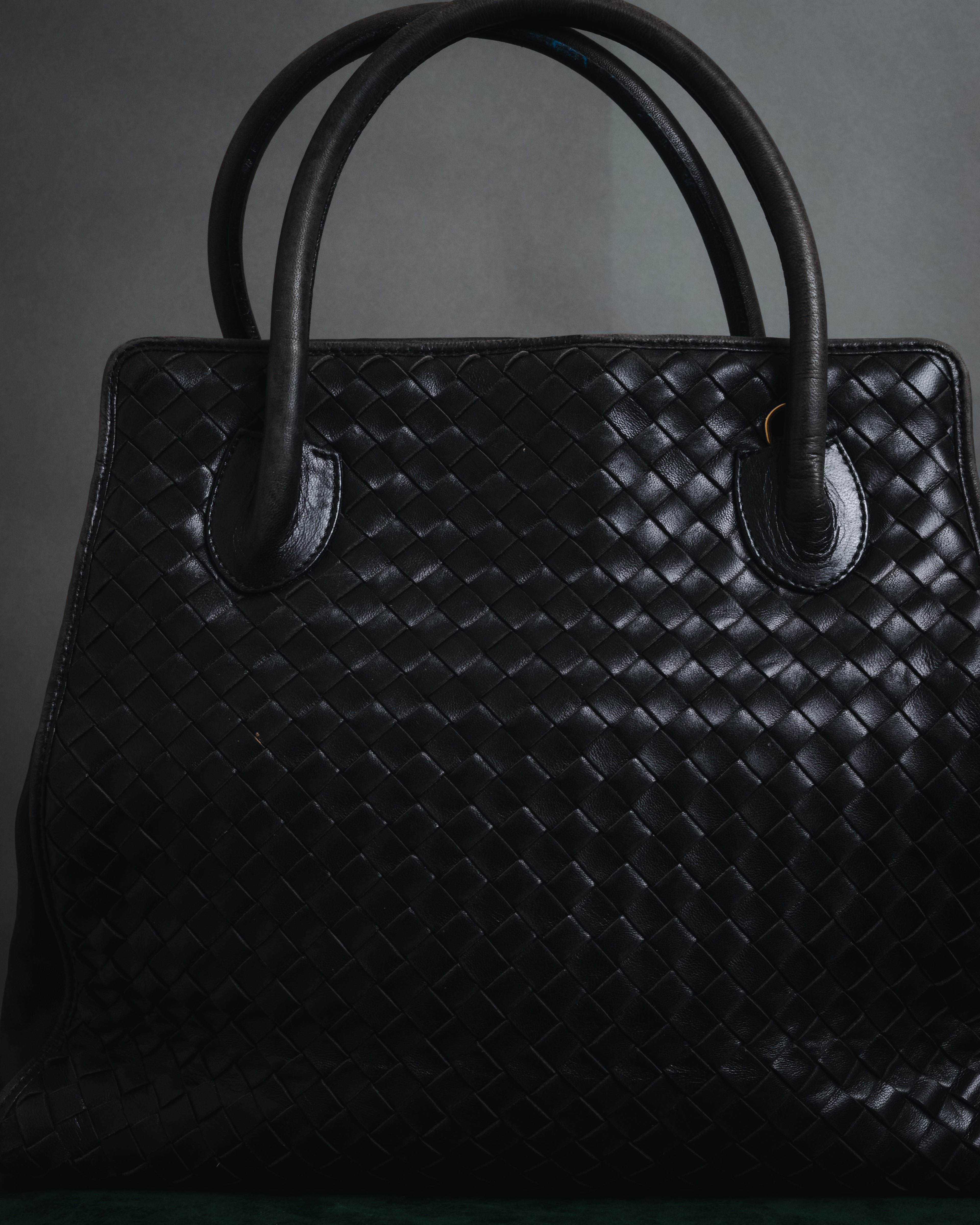 –SPECIAL– "BOTTEGA VENETA"
90’s-00’s intrecciato trapezoid handle bag