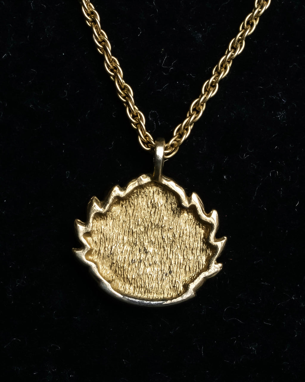 "BURBERRYS" Equestrian logo engraved motif necklace