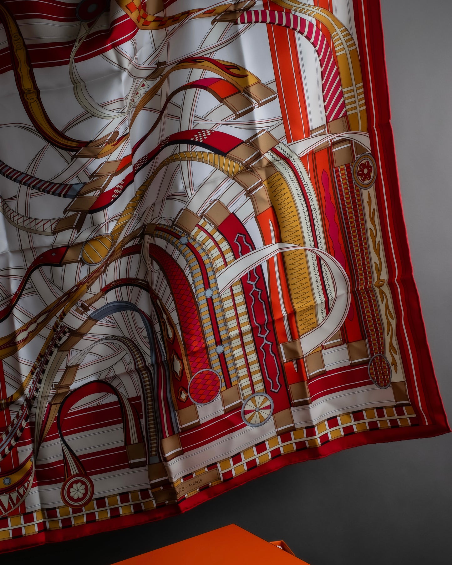 "HERMES" Carre 90 volt et pirouette silk scarf