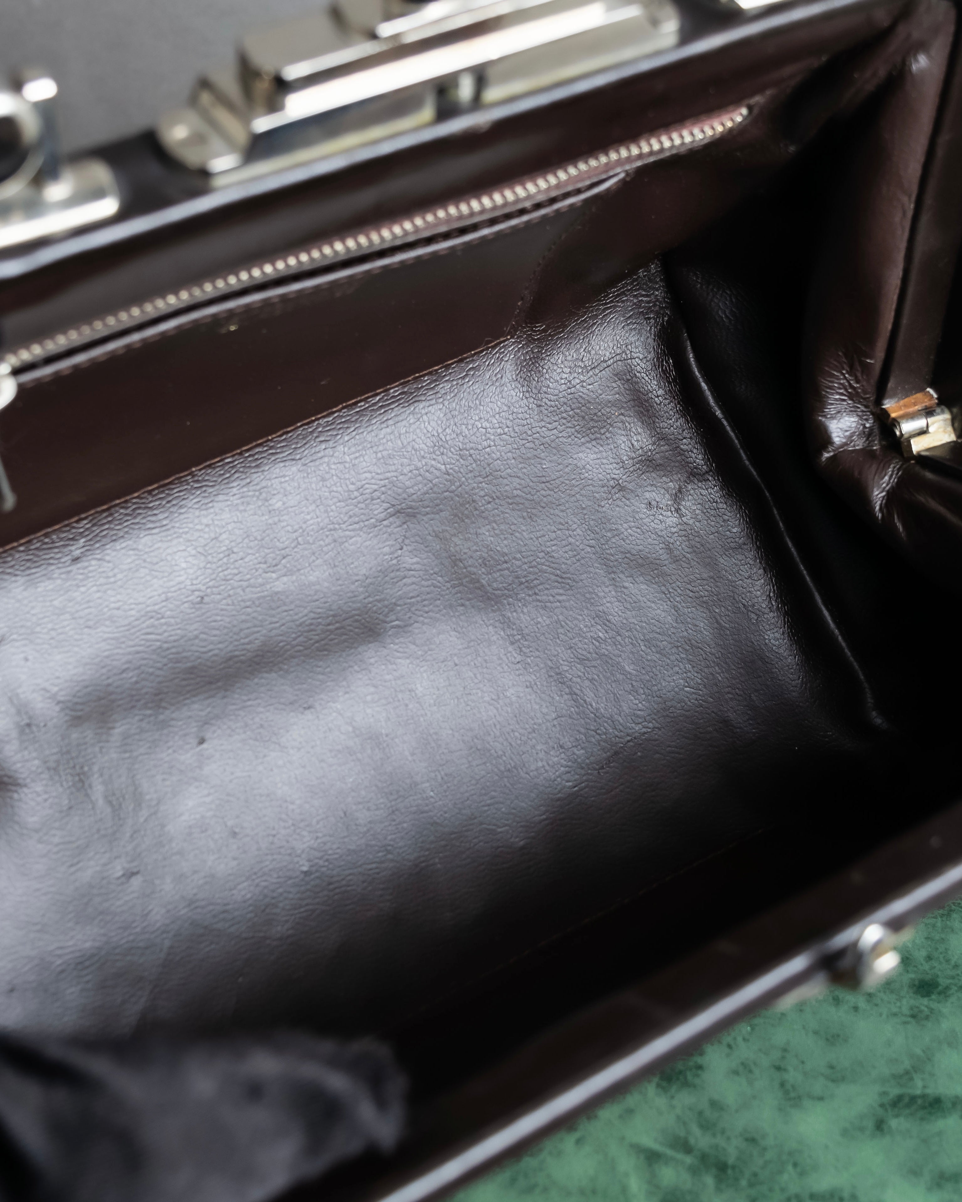 "Roberta Di Camerino"
 Velvet combination design hand bag