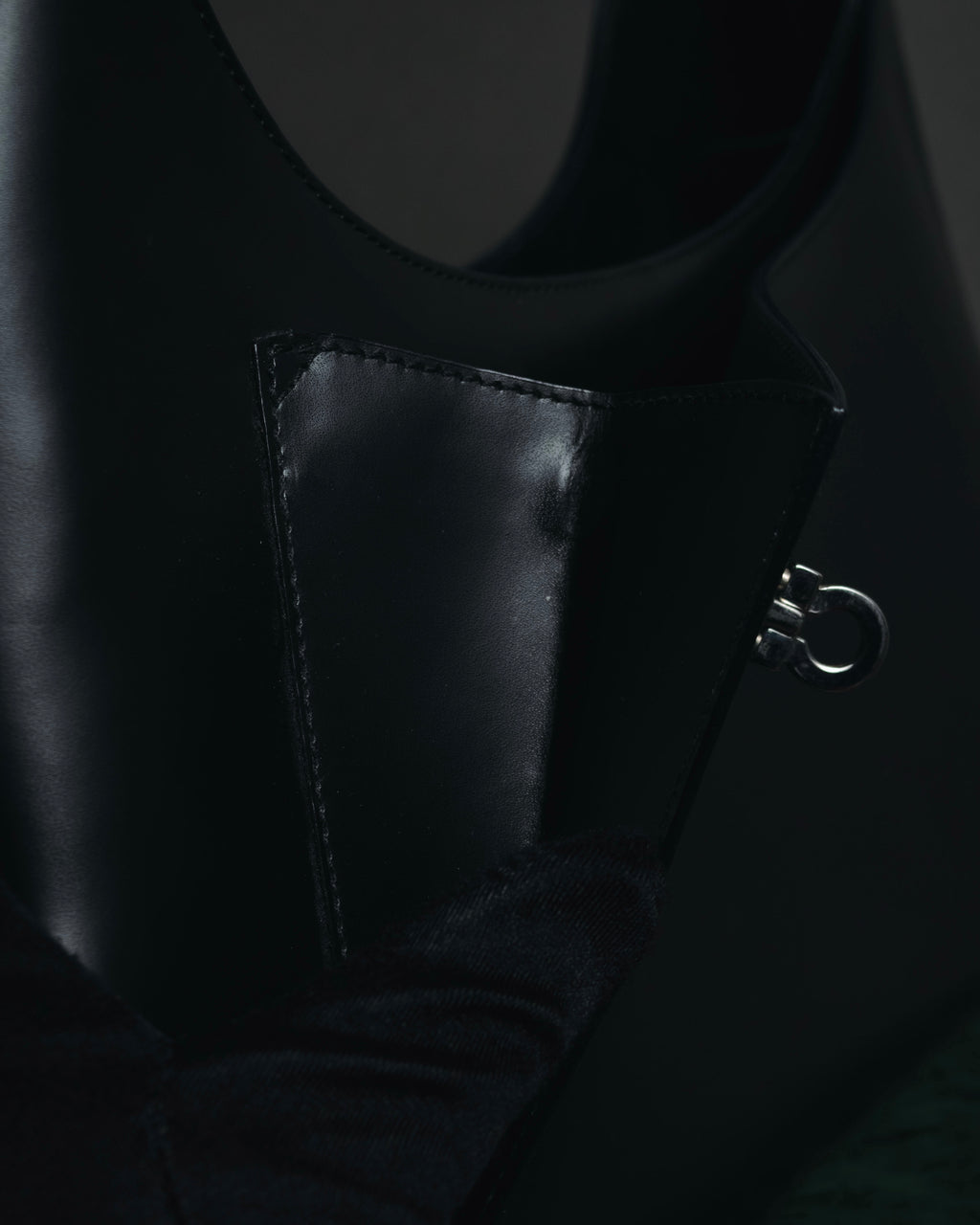 "Salvatore Ferragamo" 90’s-00’s minimalist gancini buckle hobo bag