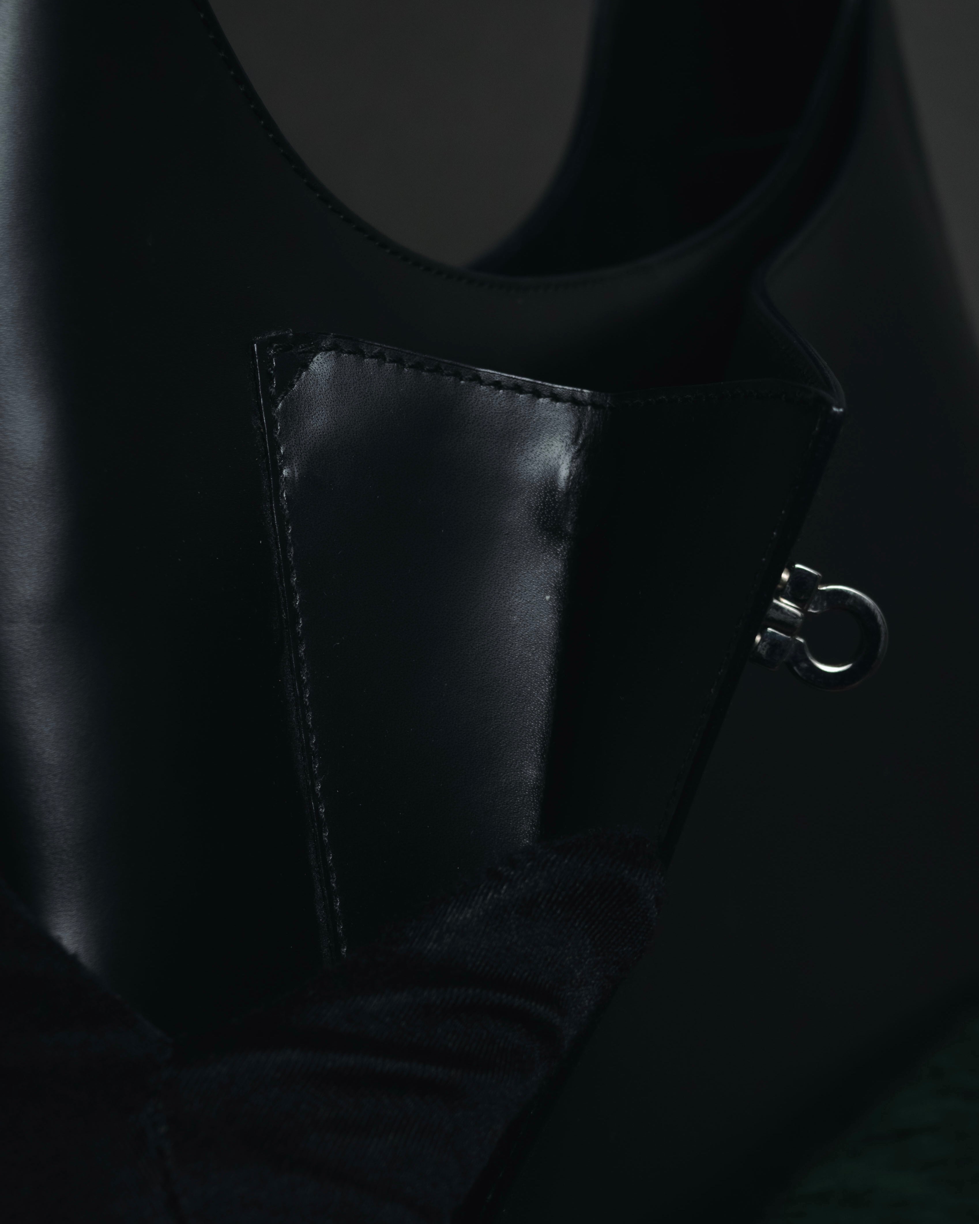 "Salvatore Ferragamo" 90’s-00’s minimalist gancini buckle hobo bag