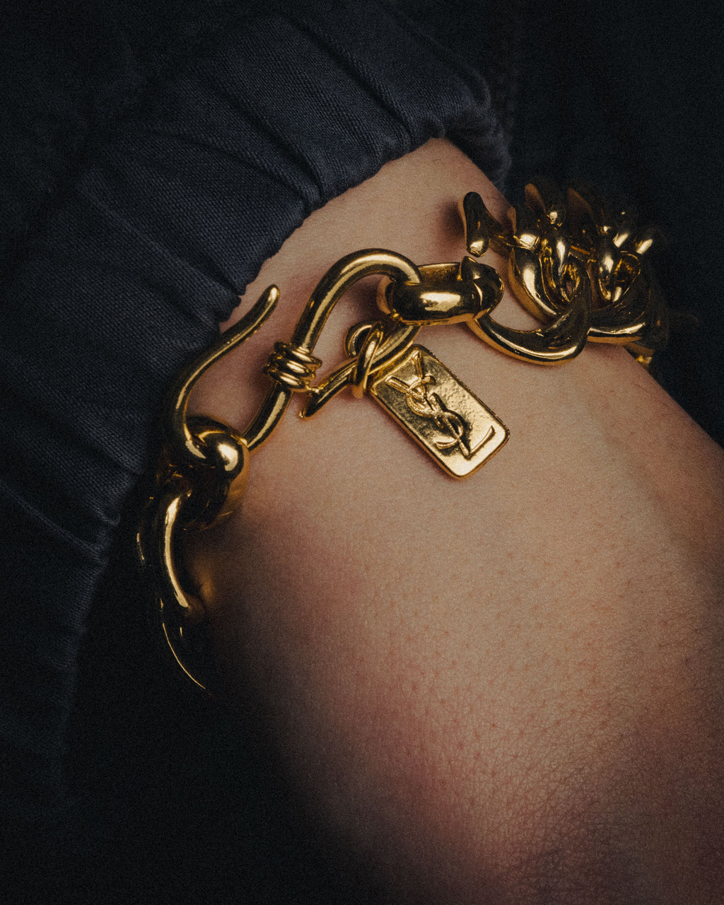 –SPECIAL– “Yves Saint Laurent” 90’s sculptural chain bracelet