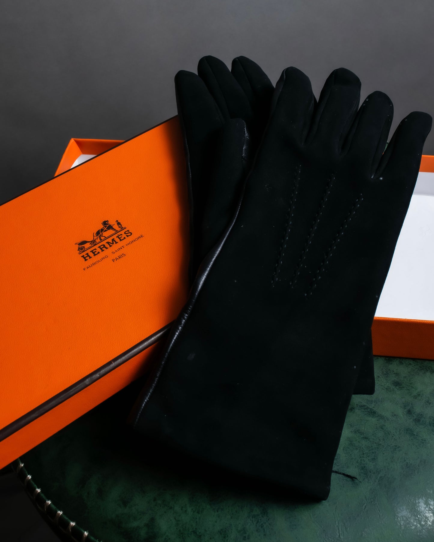 "HERMES" Leather switching design inner brushed feel gloves