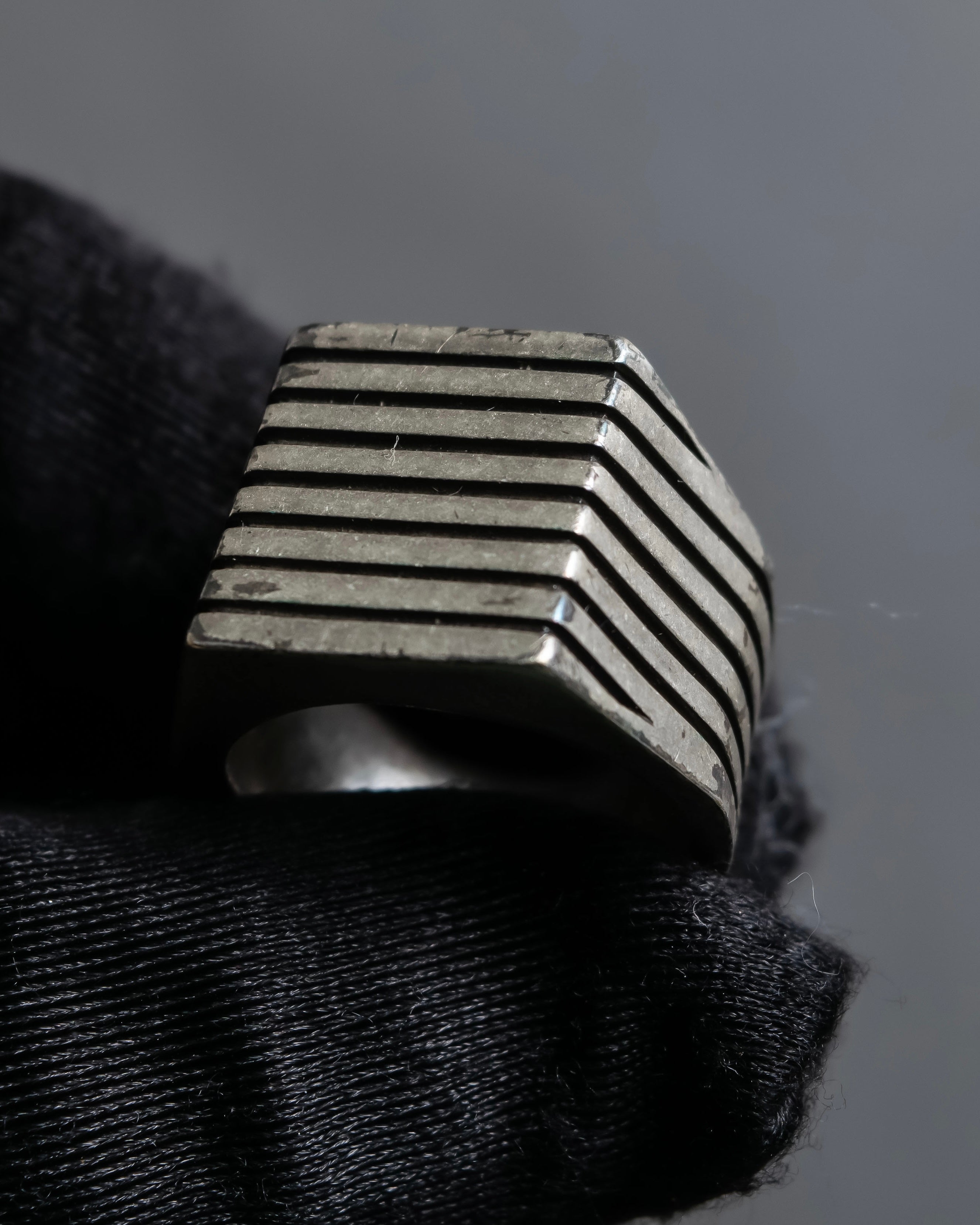 "MAISON MARGIELA" Square-shaped continuous design silver ring