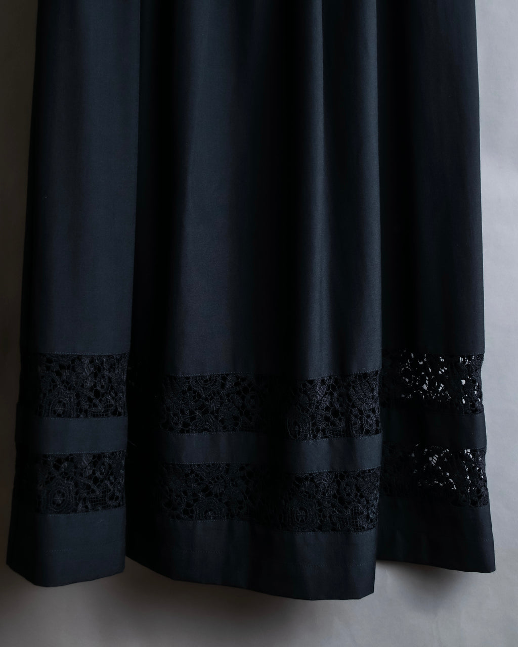 "tricot COMME des GARCONS"  Lace design at hem flare skirt