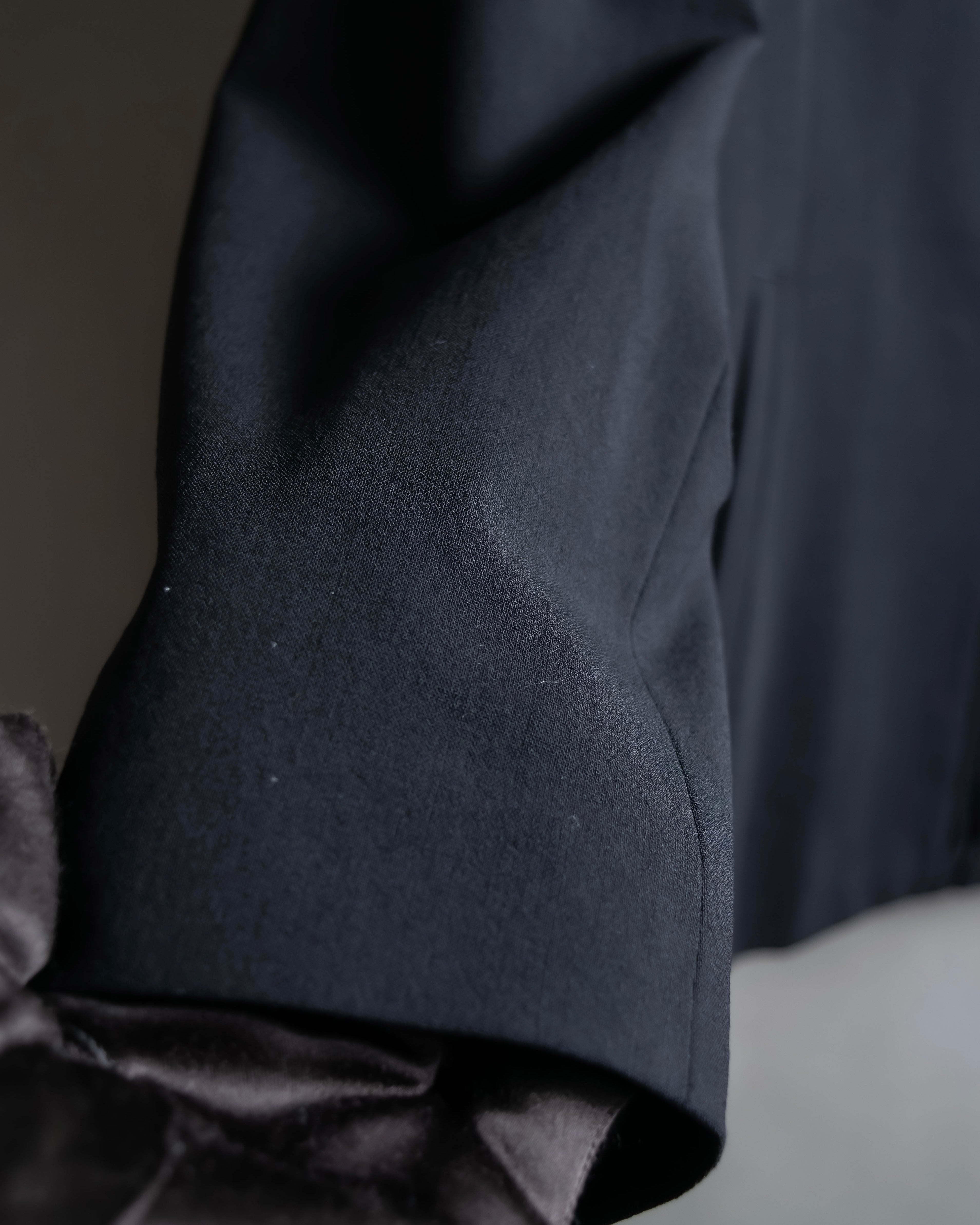 “ISSEY MIYAKE” Chin belt designed stand collar jacket