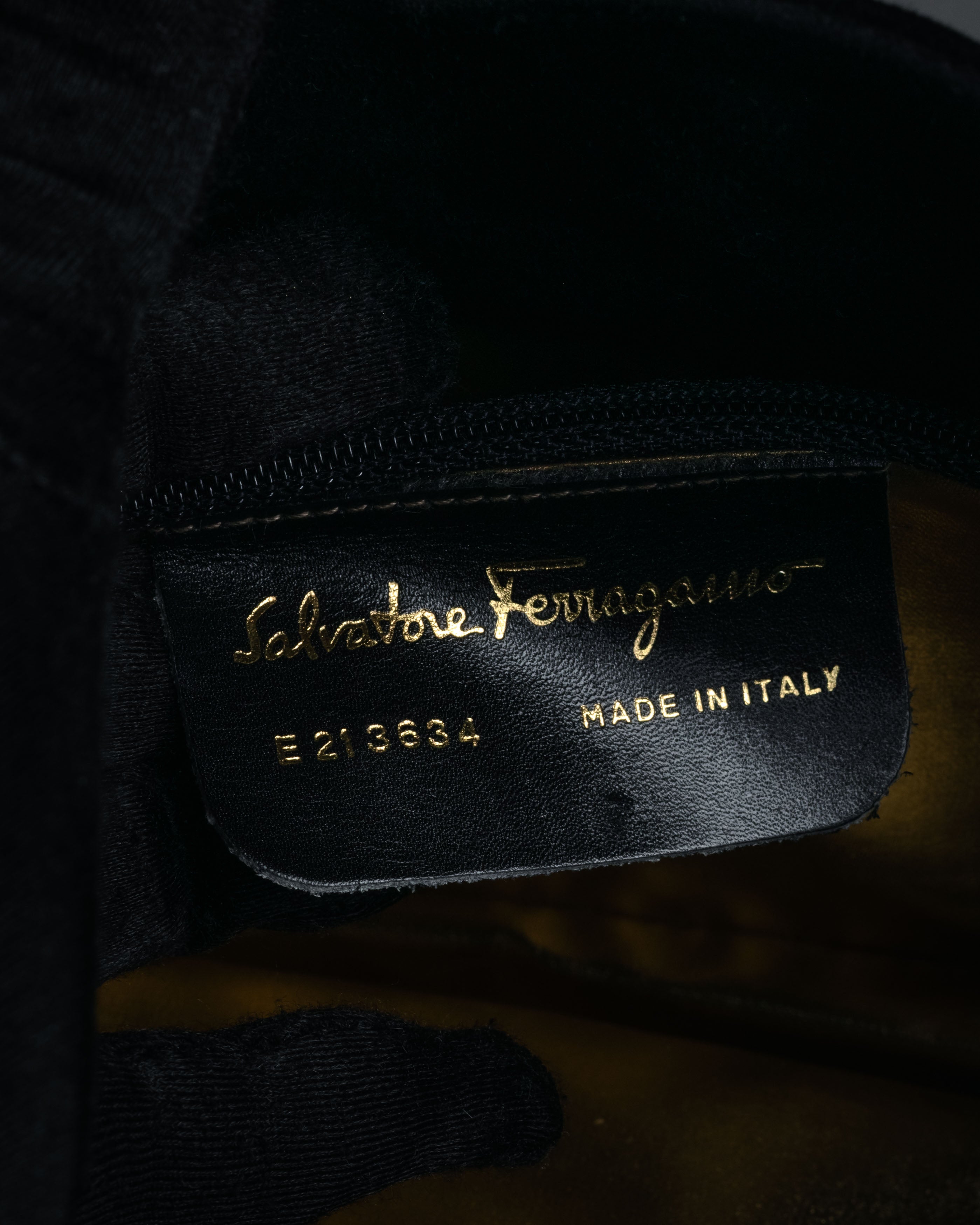 “Salvatore Ferragamo” 90’s Knot handle suede bag