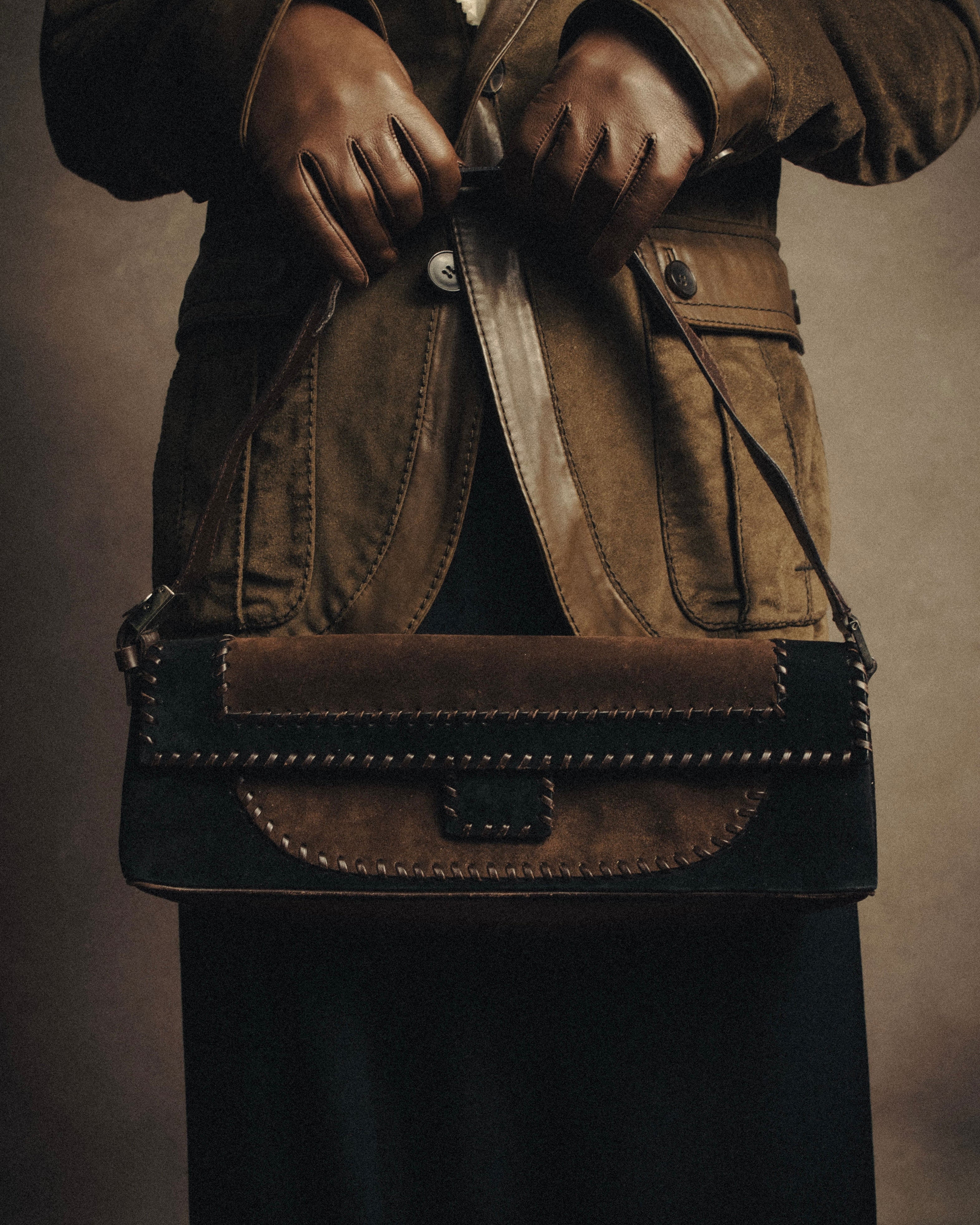 –SPECIAL– “Salvatore Ferragamo”
90’s-00’s Whipstitched suede baguette shoulder bag