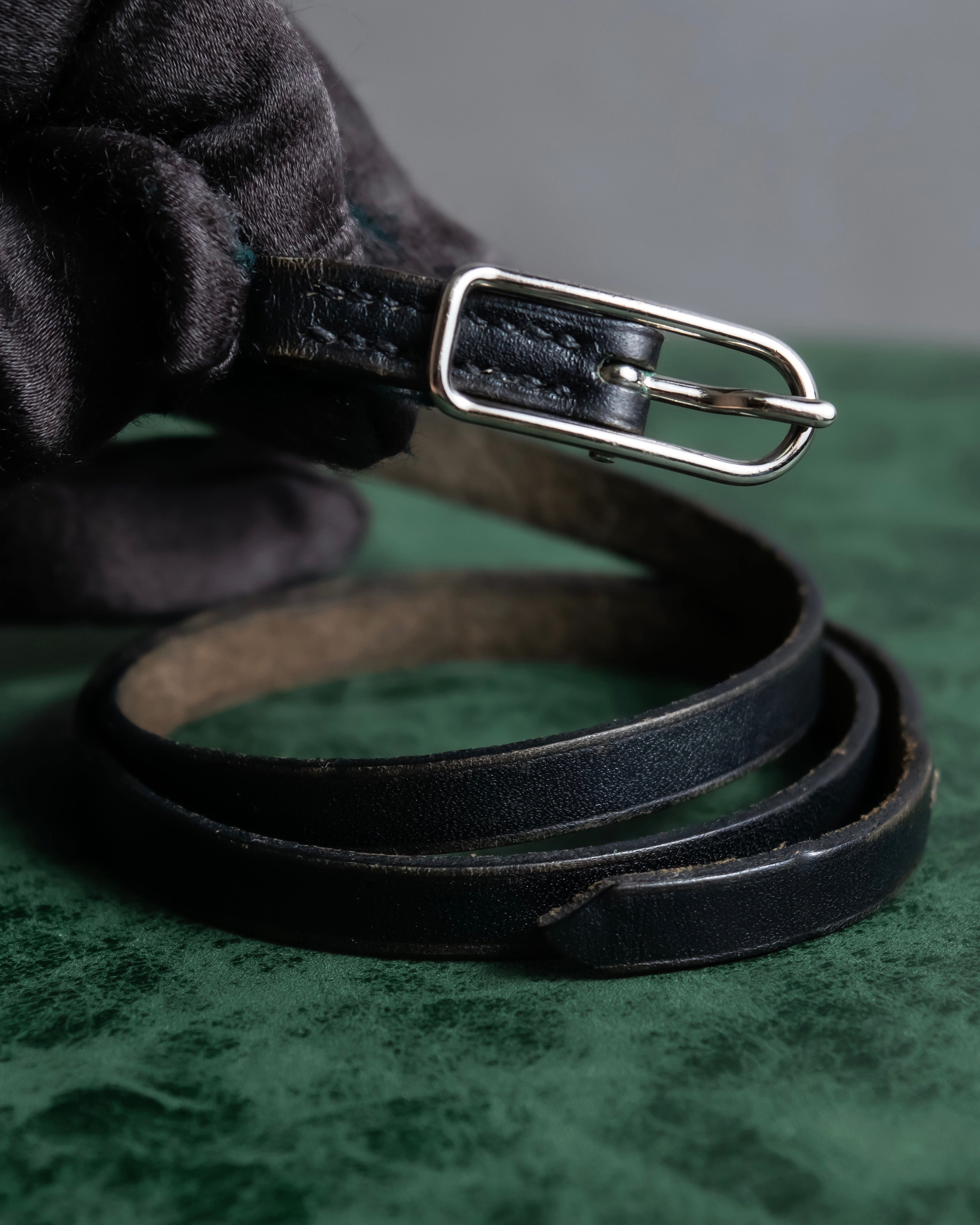 "HERMES" Single pin buckle leather narrow bracelet