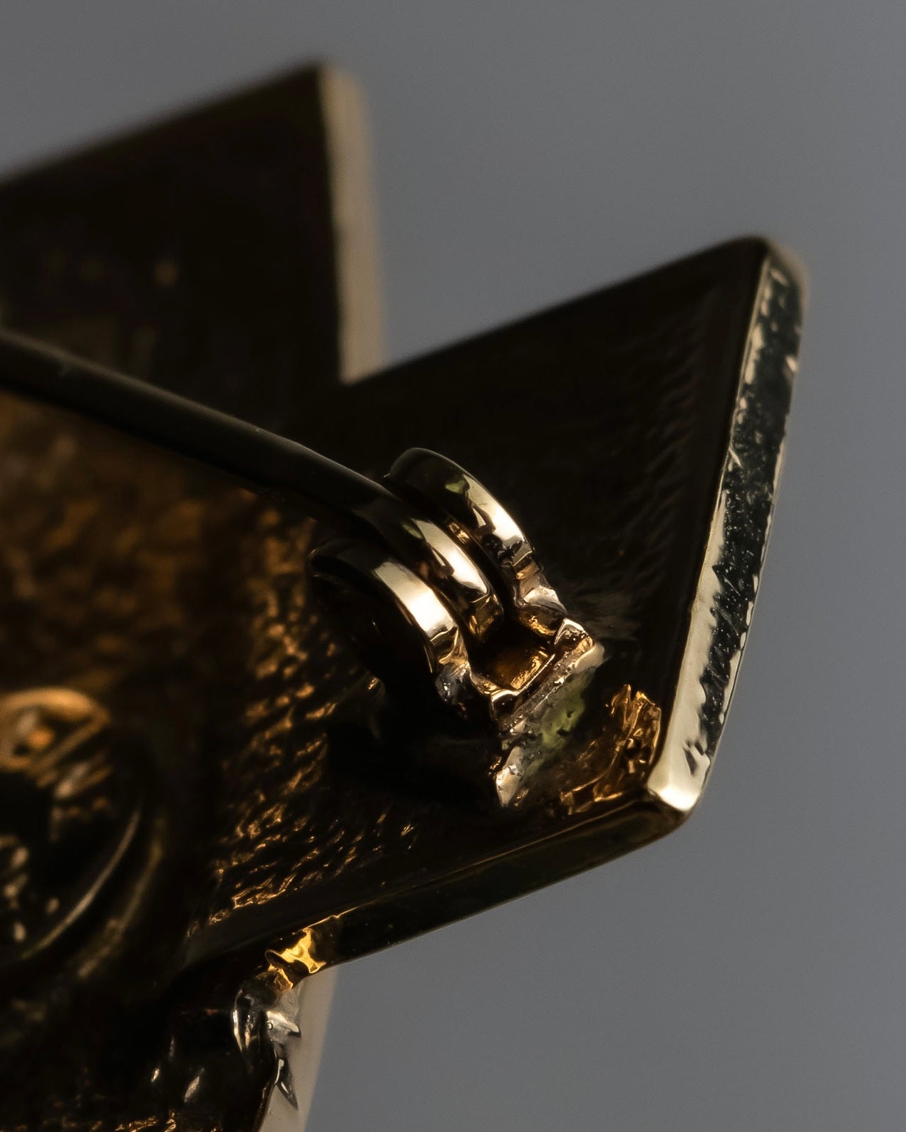 "CELINE" Quilted plate design gold brooch