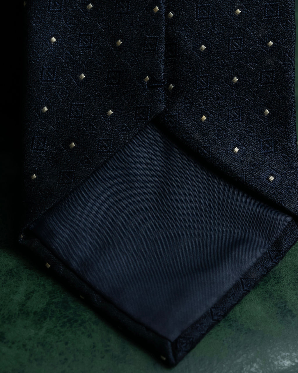 "COMME des GARCONS HOMME"
Square dot jacquard necktie