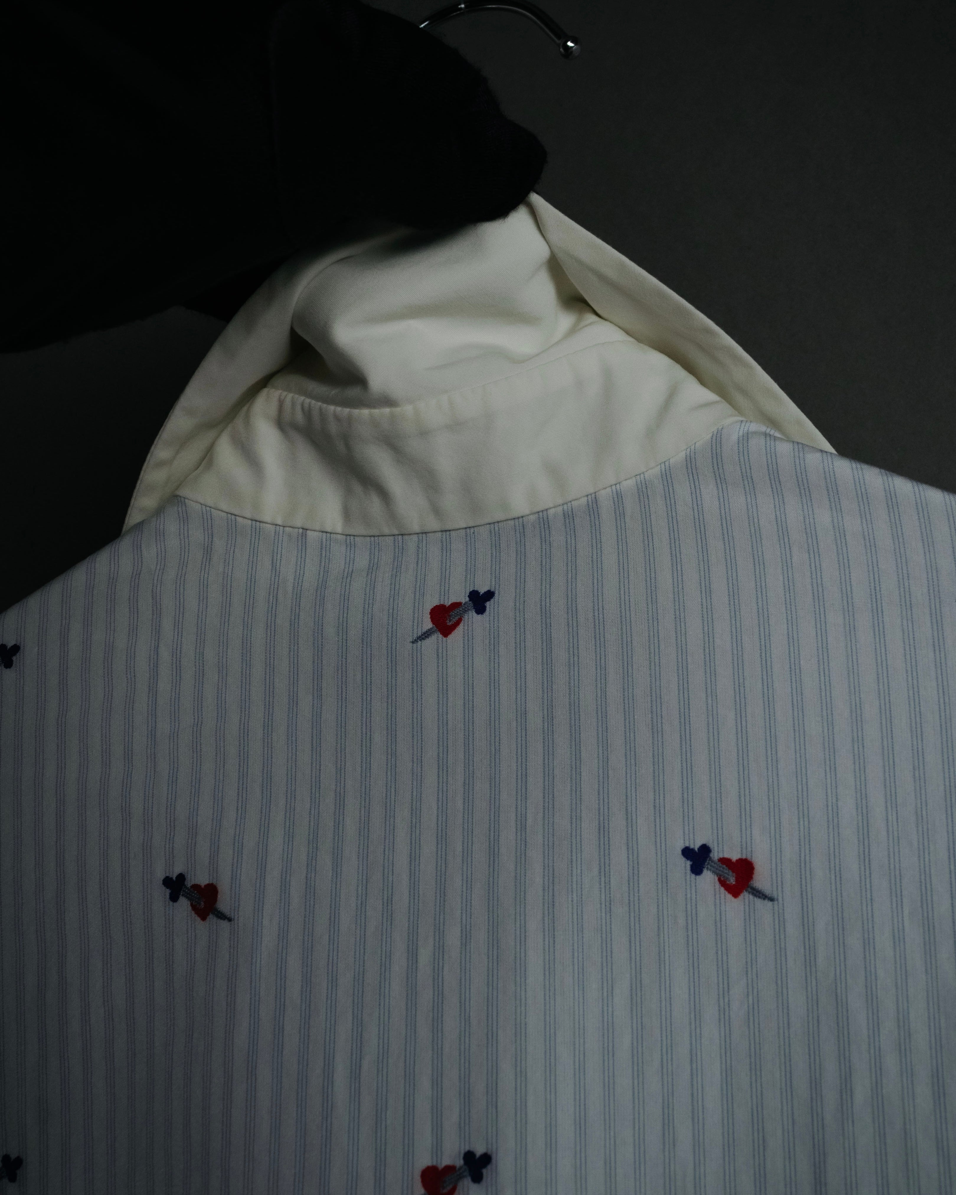 “GUCCI” 2017 heart and dagger embroidered bow tie shirt
