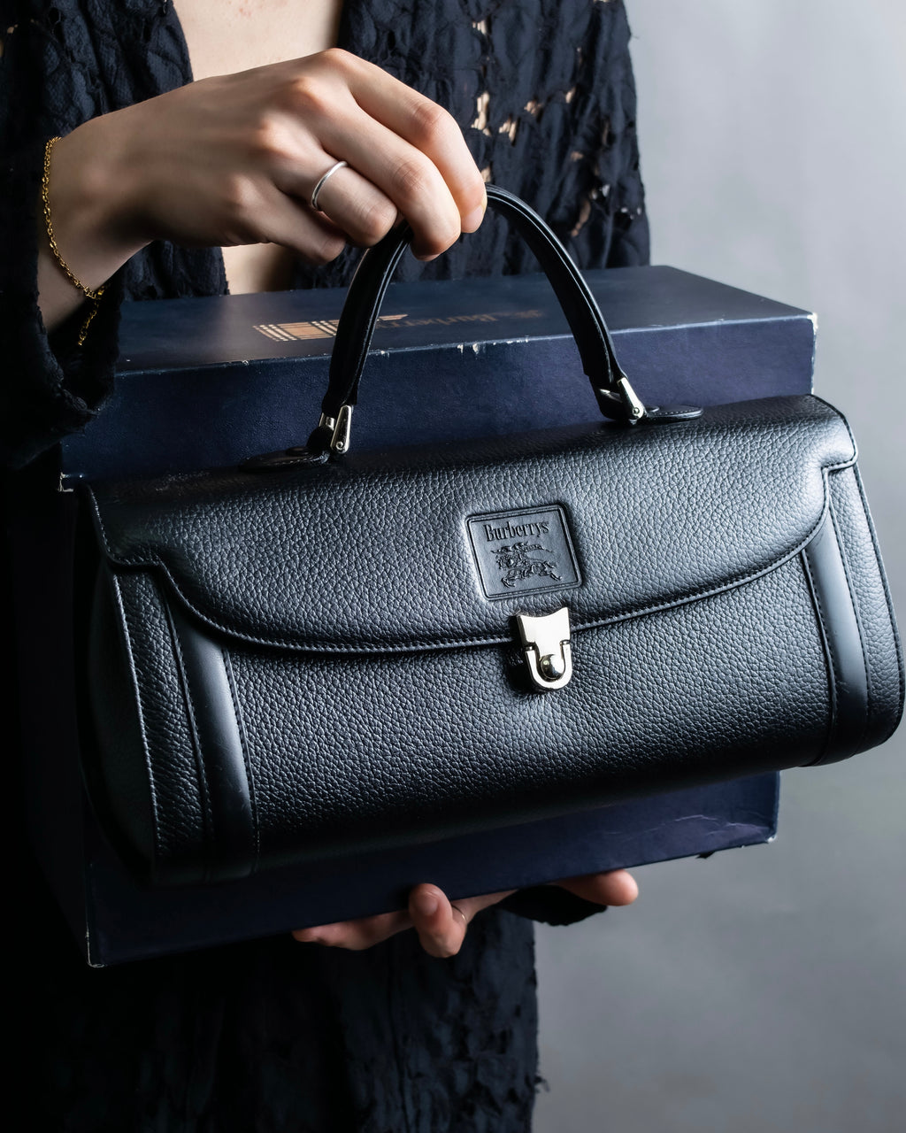 "BURBERRYS" Cylinder shaped leather one handle bag