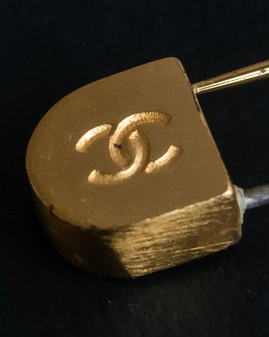 "CHANEL" Logo motif gold safety pin brooch