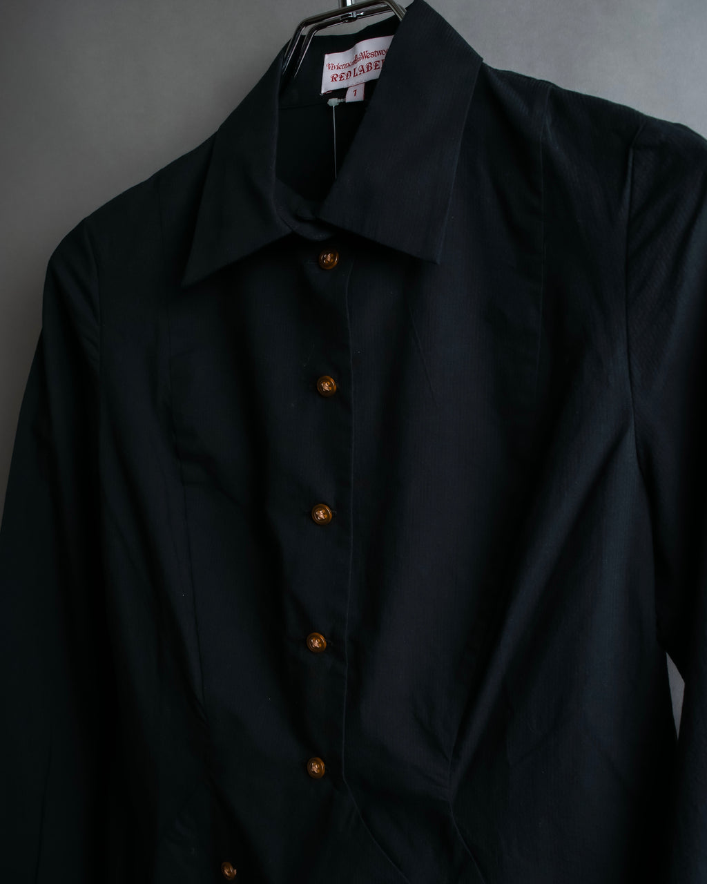 "Vivienne Westwood RED LABEL"
 Front button cutting design shirt