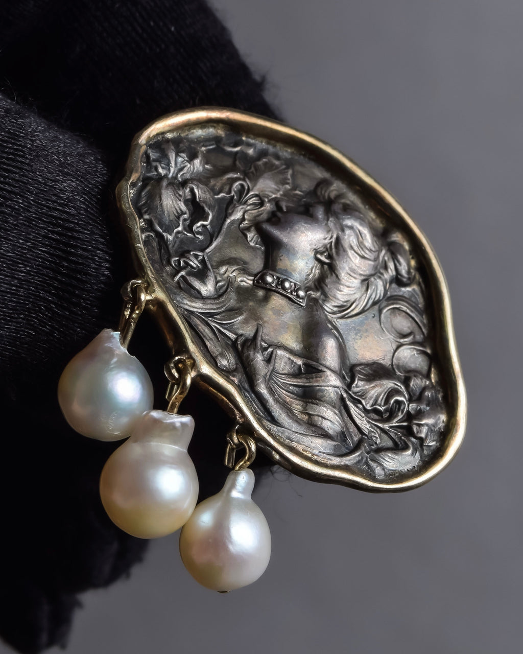 "Vintage engraved relief motif pearl brooch"