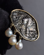 "Vintage engraved relief motif pearl brooch"