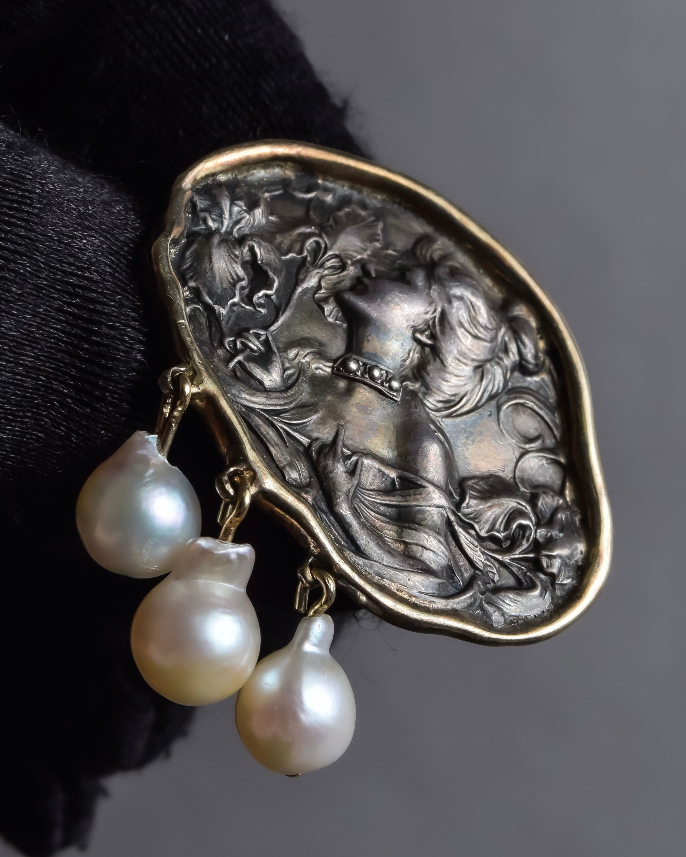 "Vintage engraved relief motif pearl brooch"