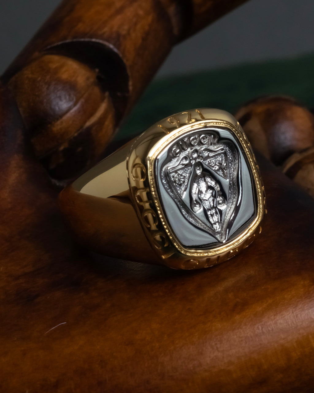 "GUCCI" Coat of arms engraved design ring