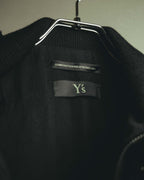 首元内側に配された「Y’s」ブランドタグのカット。高さを持たせたブラックのリブスタンドカラーと、内側のブラックの身頃をあわせて確認できます。