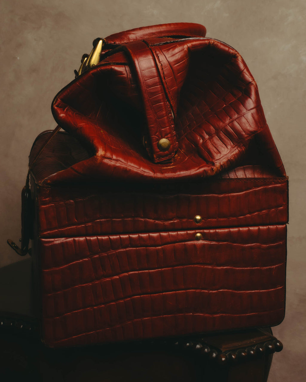 -SPECIAL- “Giorgio Armani” 90’s-00’s Crocodile embossed leather frame bag