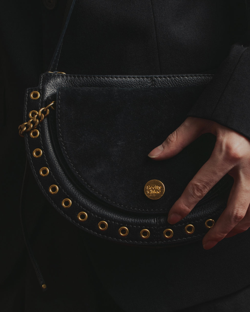 Bolso de hombro de ante con ojales en forma de media luna de See by Chloé