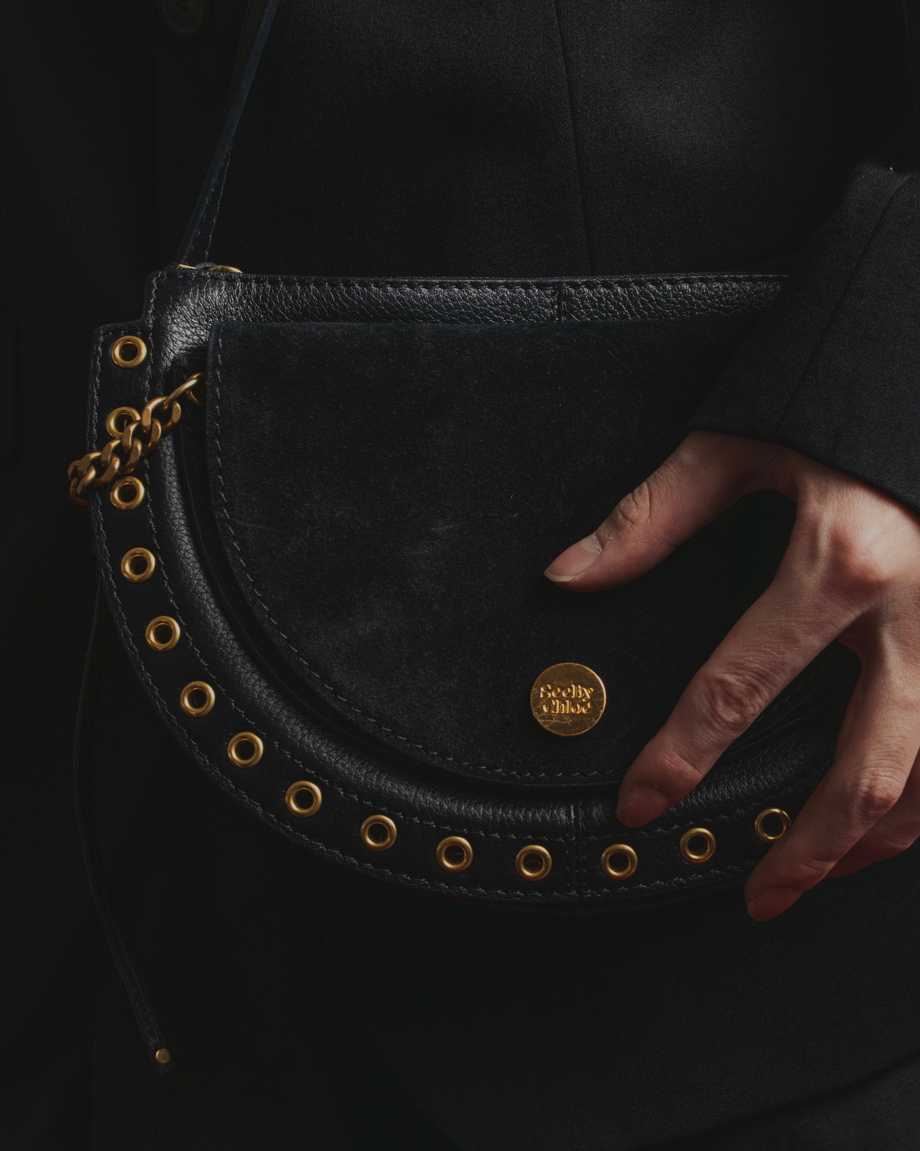 Bolso de hombro de ante con ojales en forma de media luna de See by Chloé