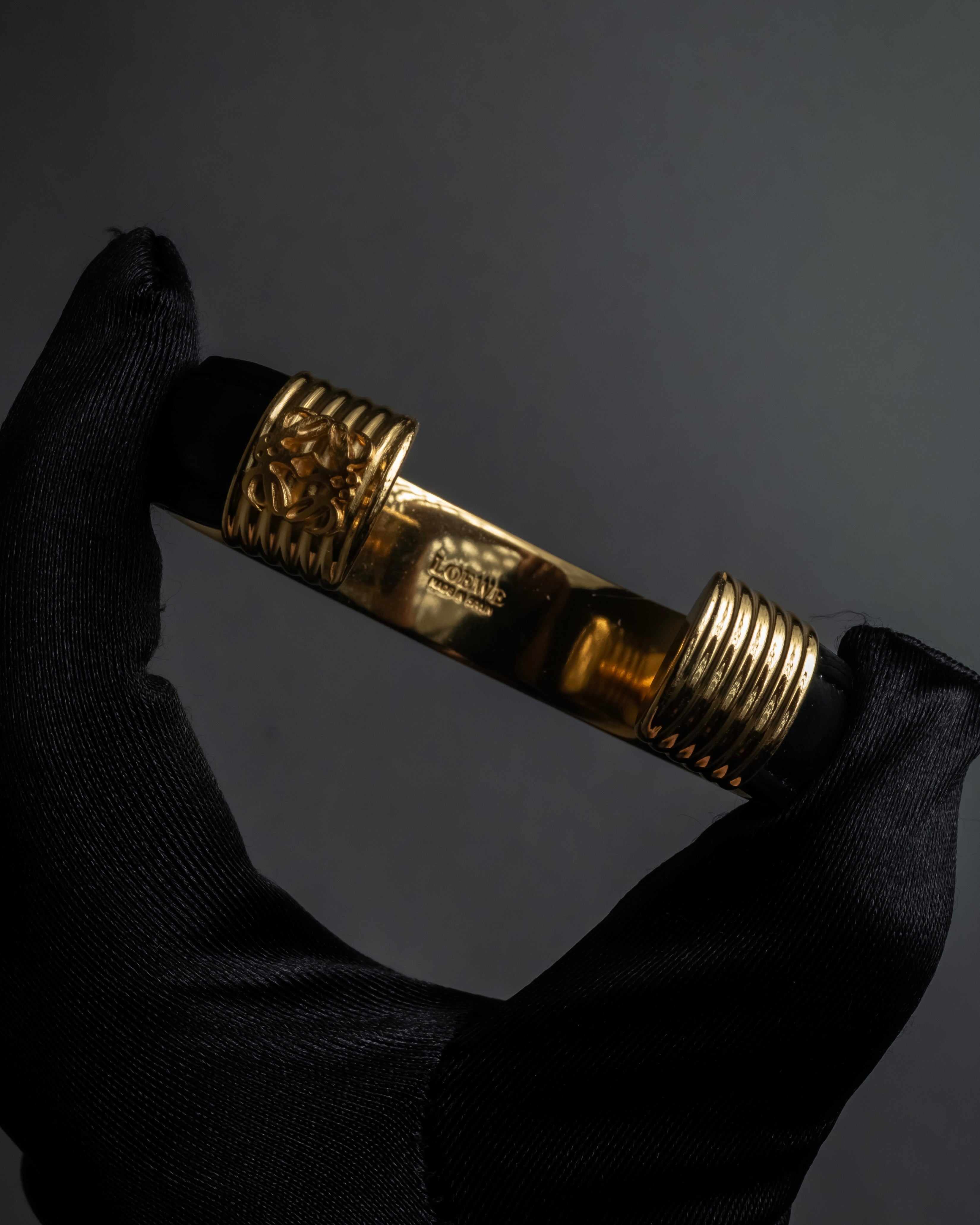 "LOEWE" Anagram logo engraved leather bangle