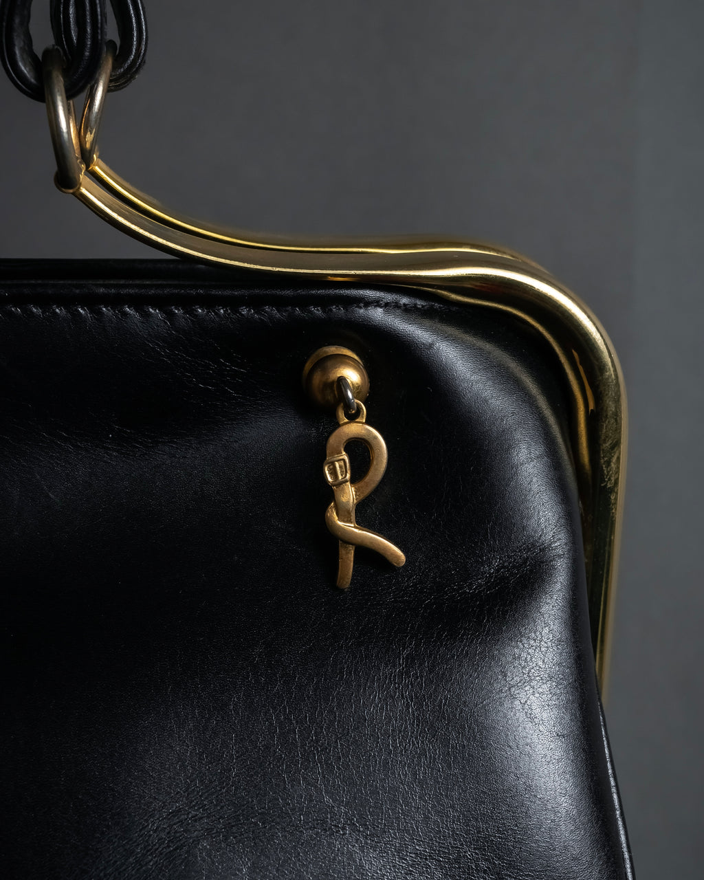 "Roberta Di Camerino" Logo motif charm design modern doctor bag