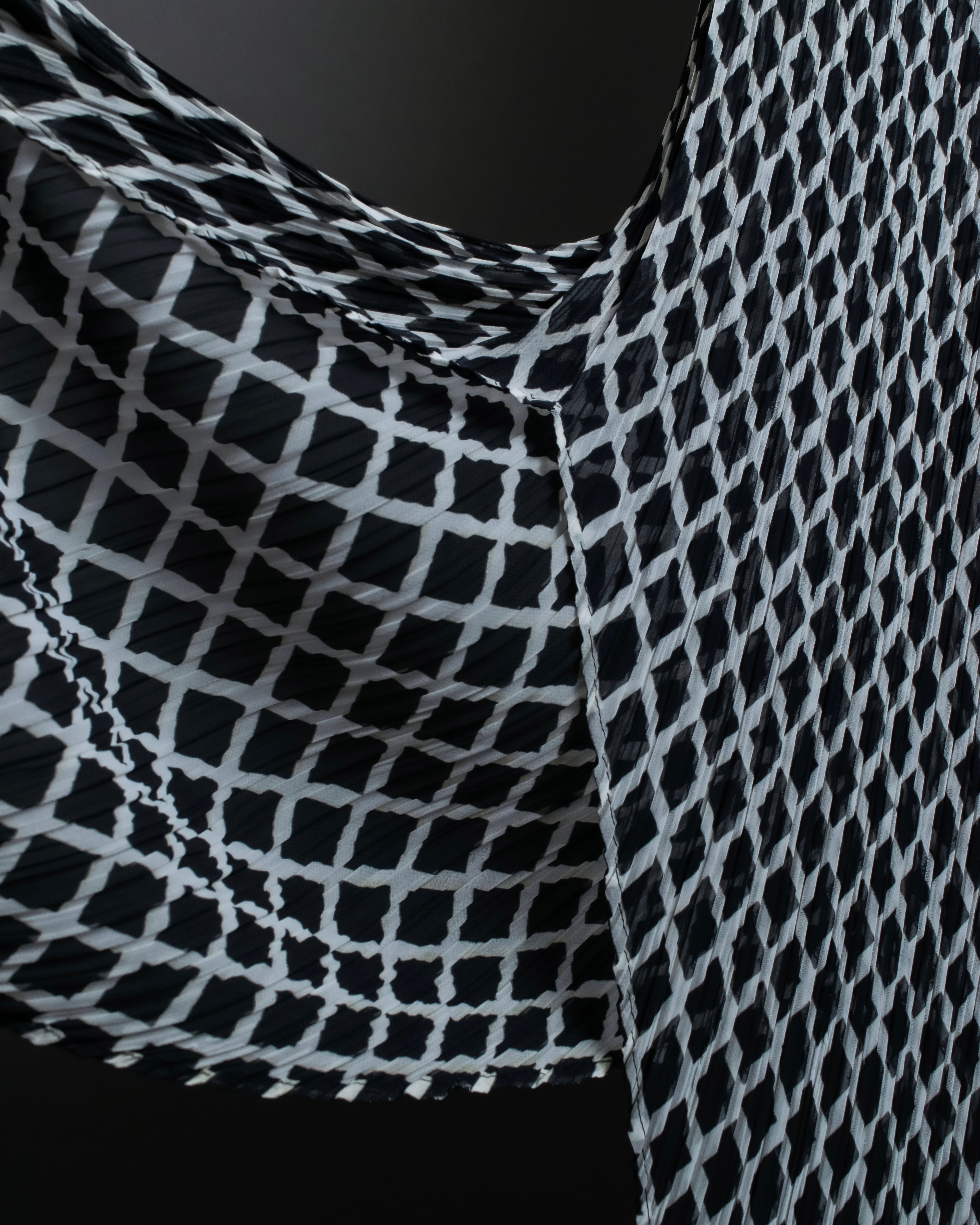 "ISSEY MIYAKE White label"
 Tailcoat design sleeveless dress