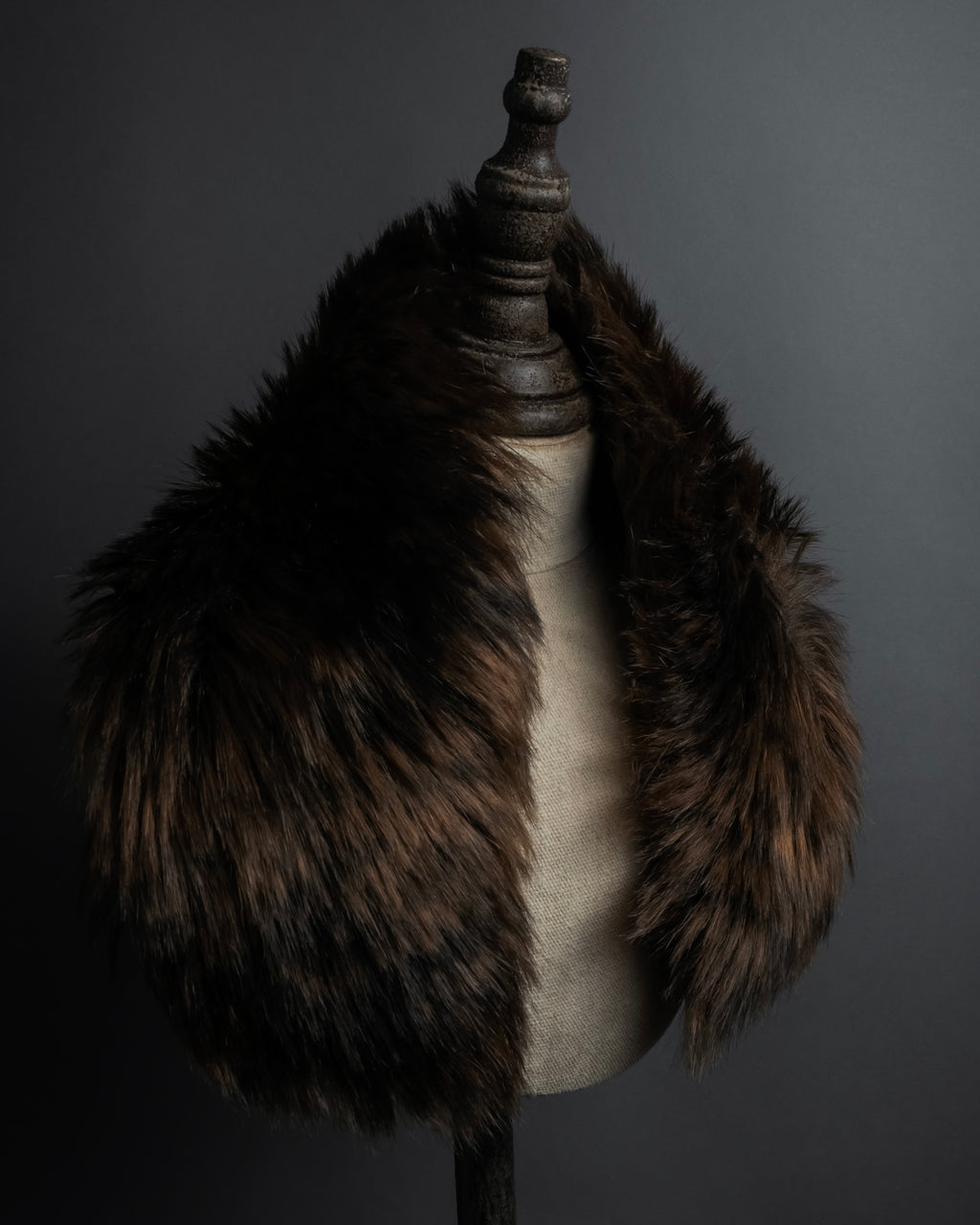 "PLEATS PLEASE ISSEY MIYAKE"
Long-haired fur neck dress