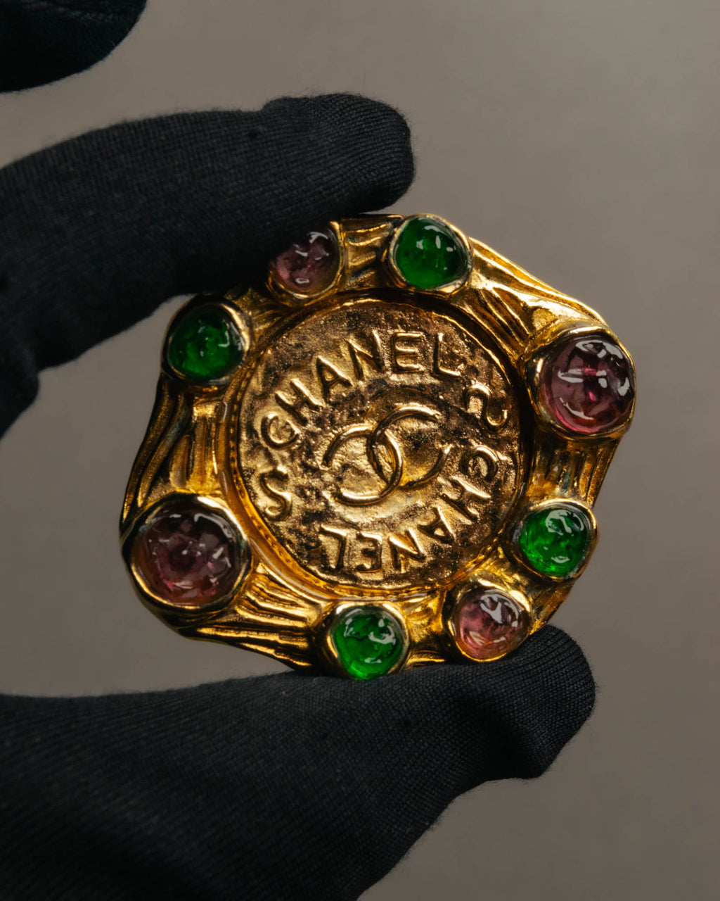 -SPECIAL- “CHANEL” 80’s-90’s Gripoix style cabochon logo brooch