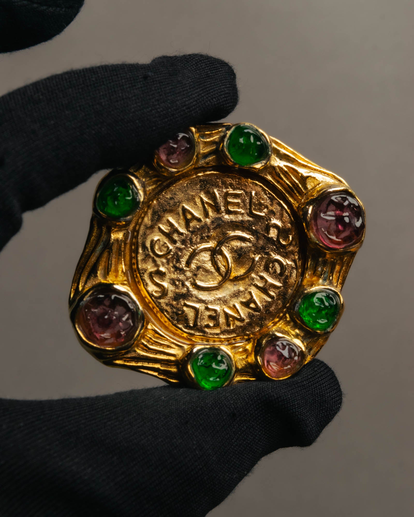 -SPECIAL- “CHANEL” 80’s-90’s Gripoix style cabochon logo brooch