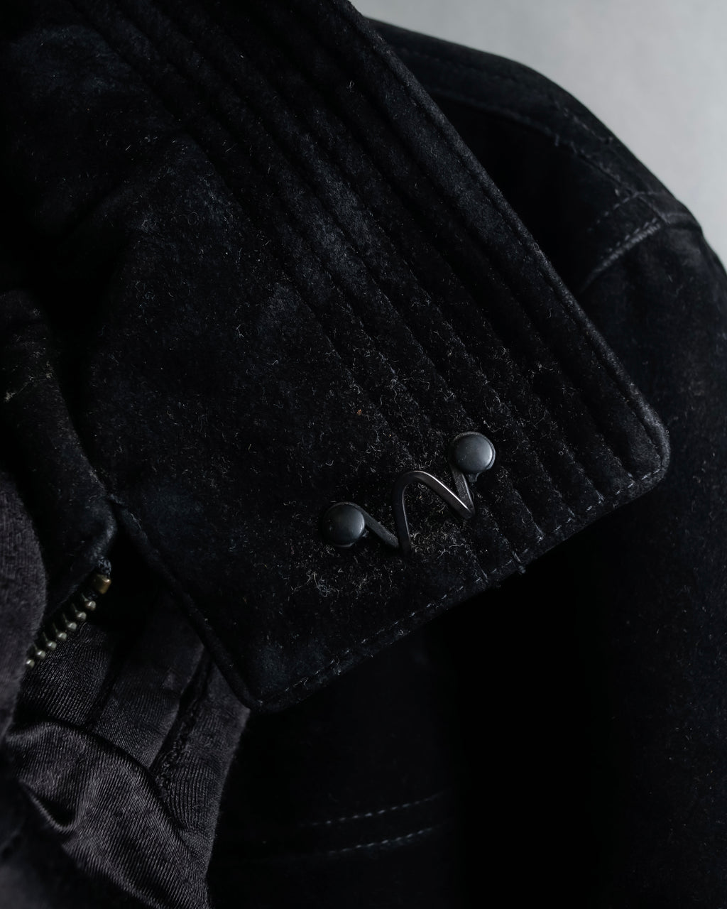 "VERSACE sport"
Stand collar double zipper suede blouson