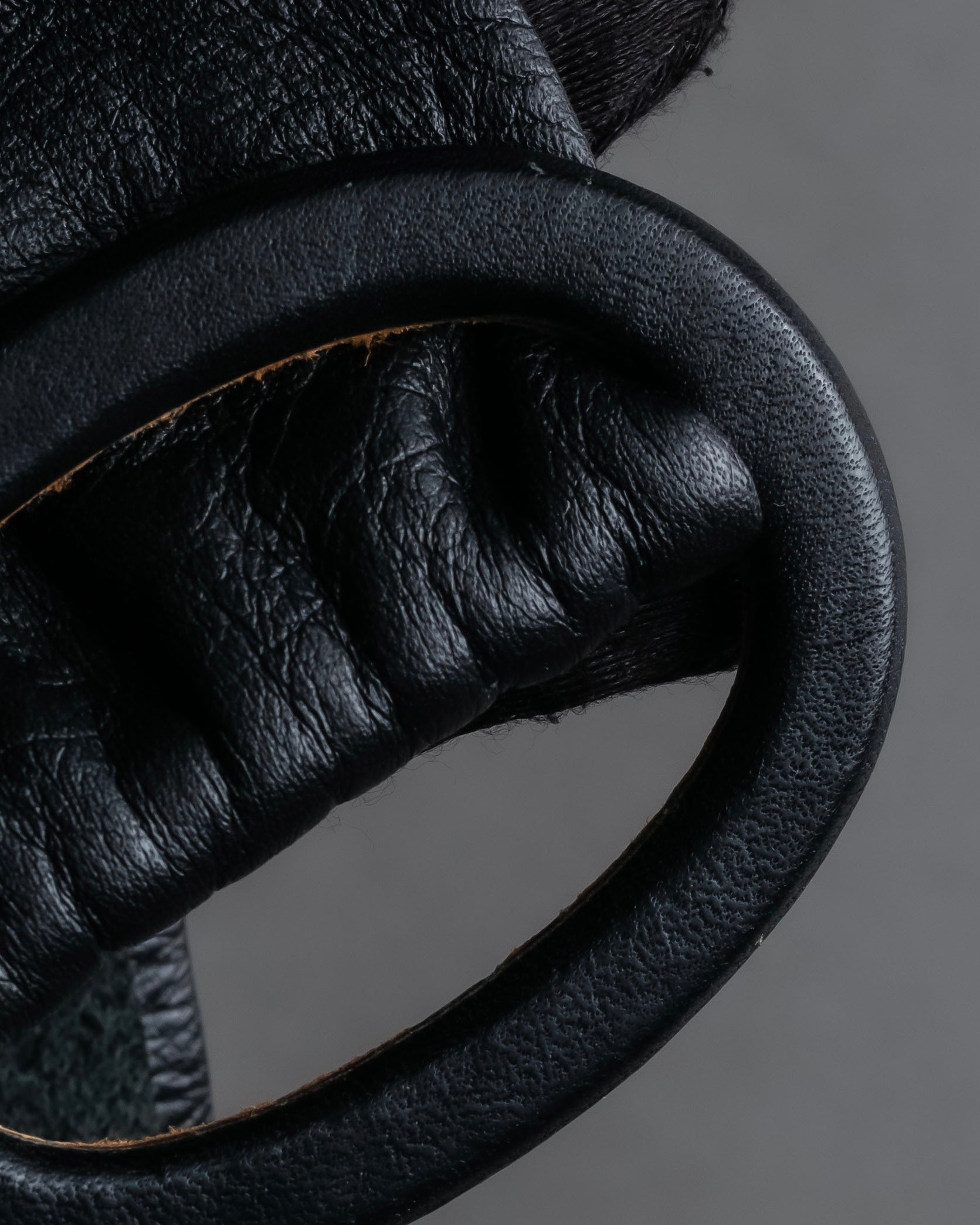 "BURBERRYS" Oval buckle design, supple leather belt