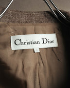 襟元に配された、セリフ書体の「Christian Dior」織りタグを捉えたカット。総裏仕立てのキュプラ裏地とサイズ表記も確認できます。