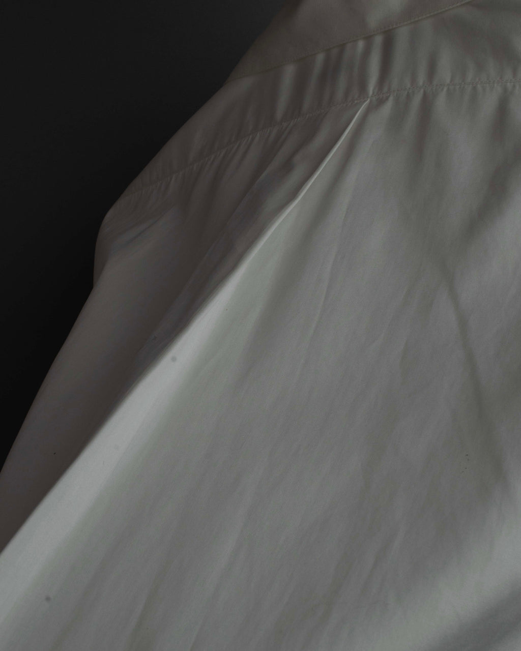 "CHANEL" Gold button design pleated white shirt