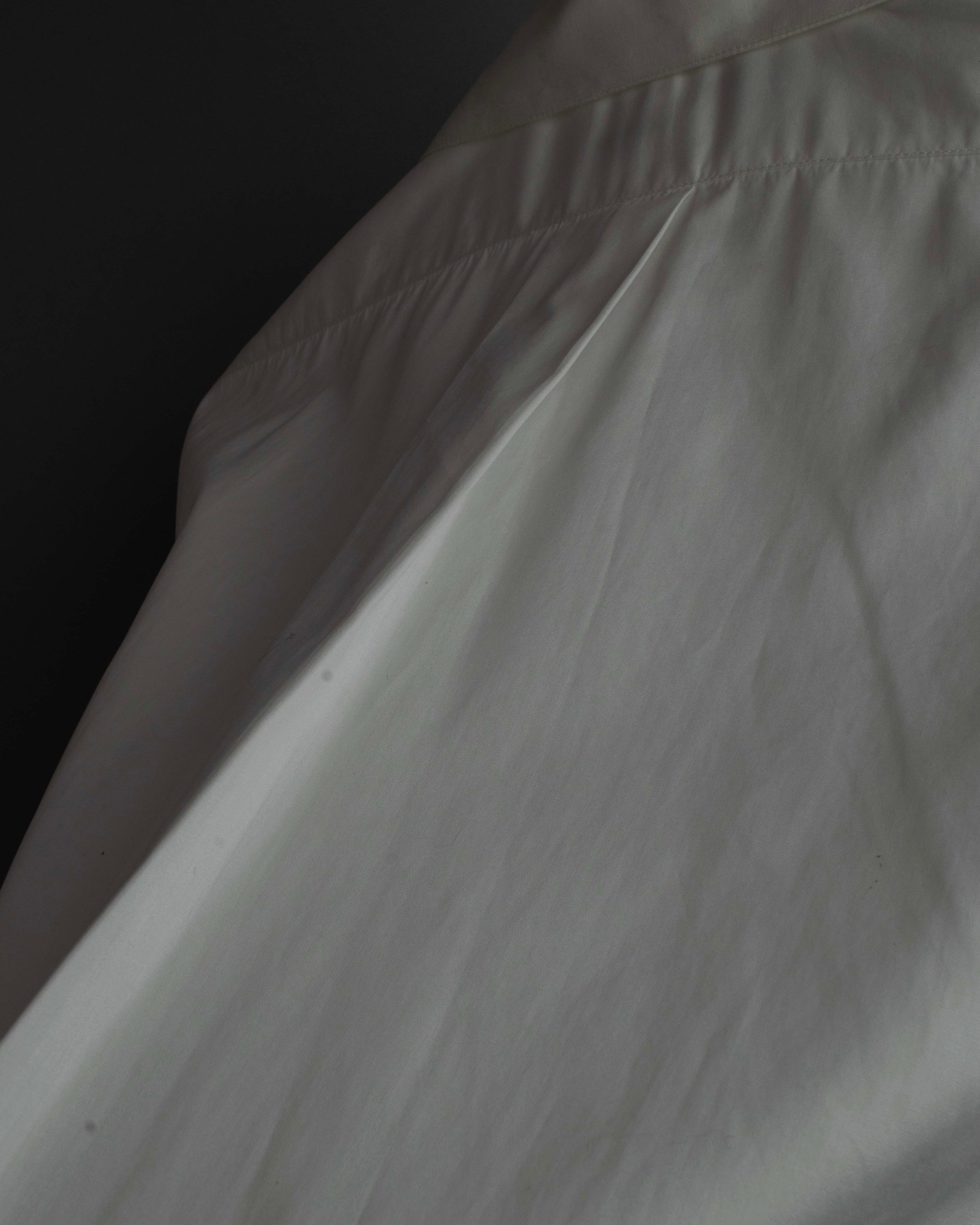 "CHANEL" Gold button design pleated white shirt