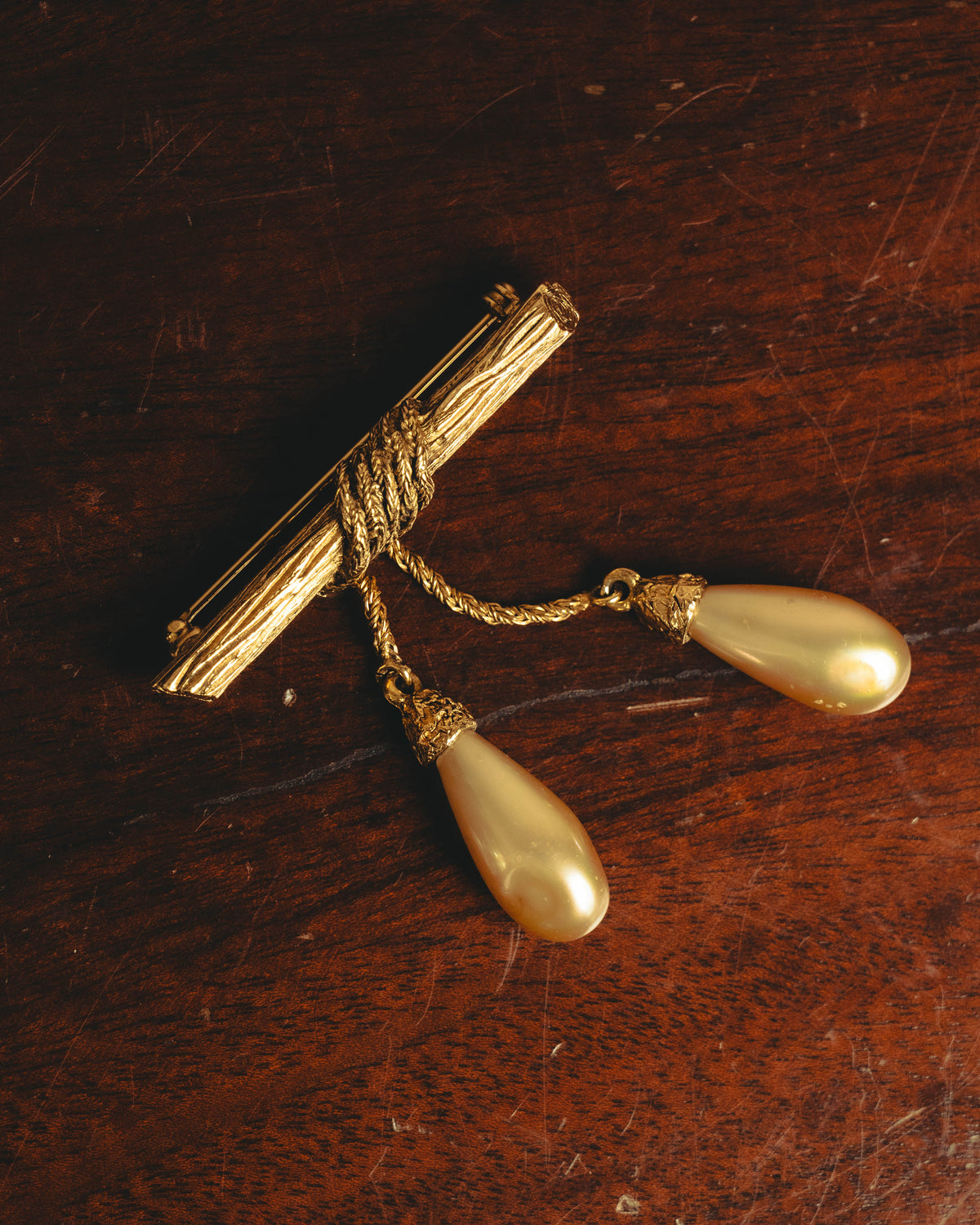"CHANEL" 70's Sculptural faux pearl brooch