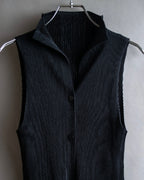 "PLEATS PLEASE ISSEY MIYAKE"
Narrow pleated sleeveless dress
