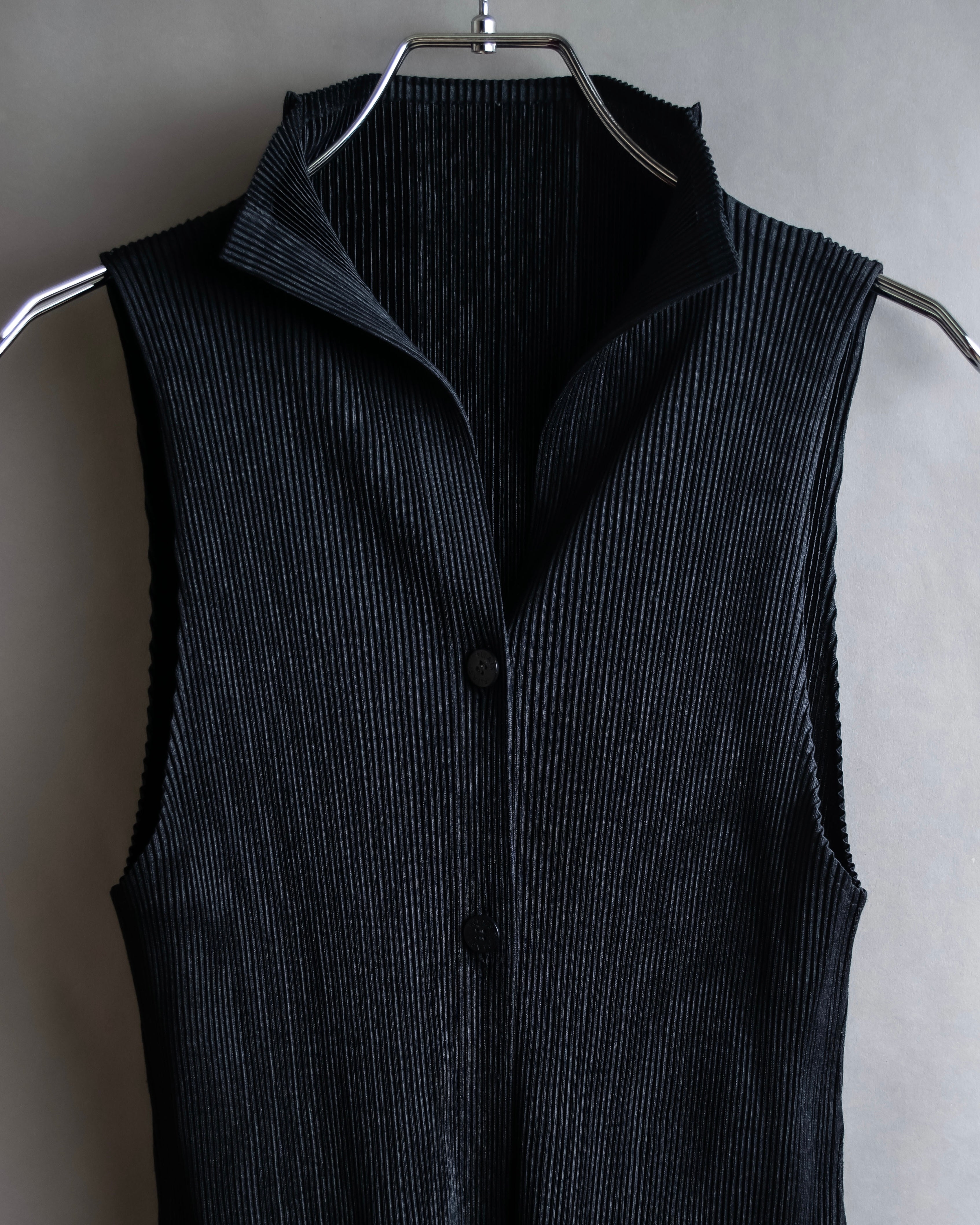 "PLEATS PLEASE ISSEY MIYAKE"
Narrow pleated sleeveless dress