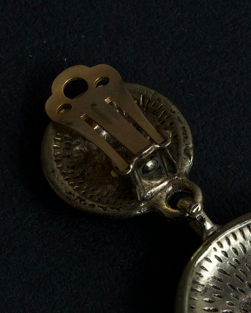 "CHANEL" Coco mark engraved gold earring