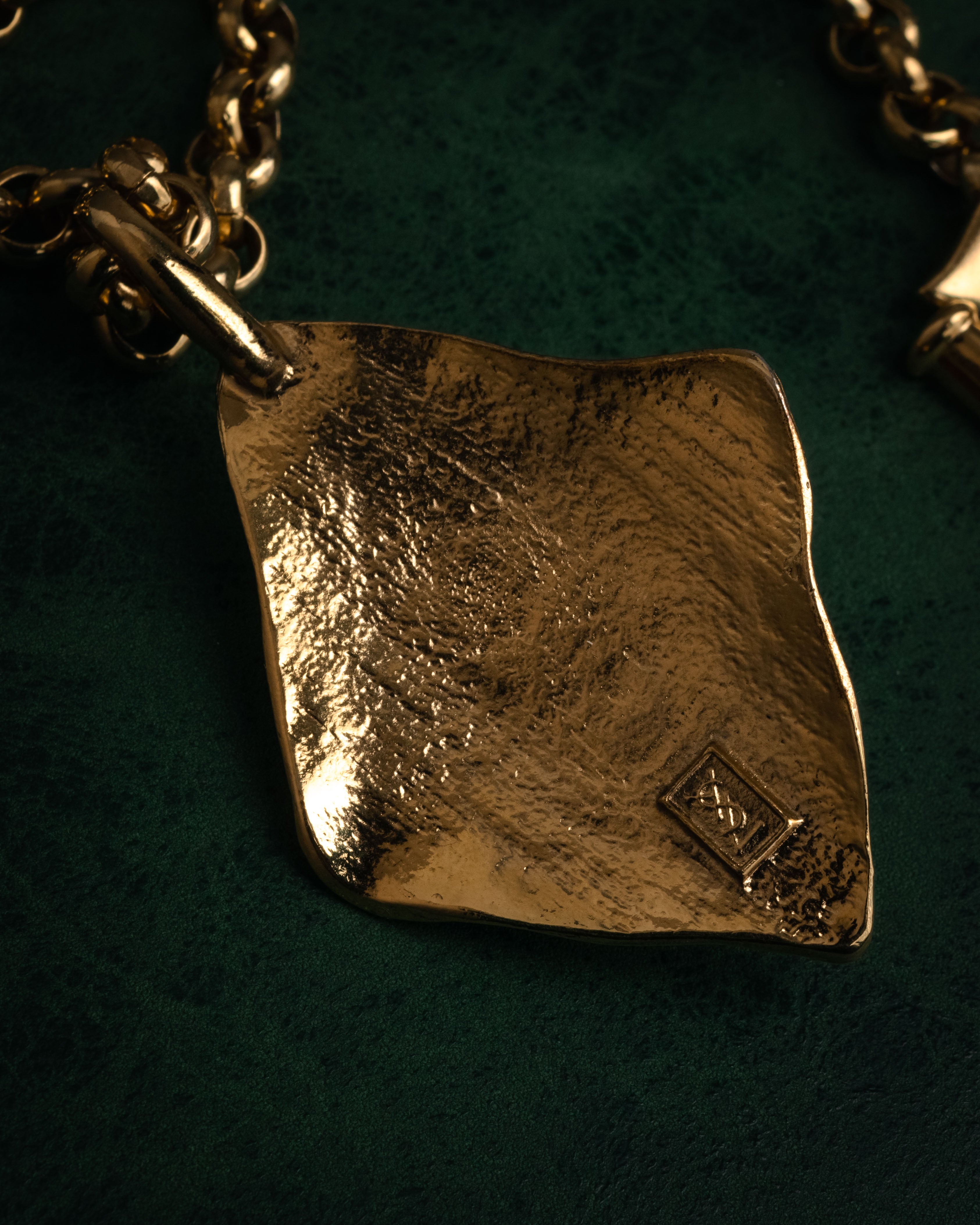 –SPECIAL– “Yves Saint Laurent”
80’s-90’s Sculptural red stone statement necklace