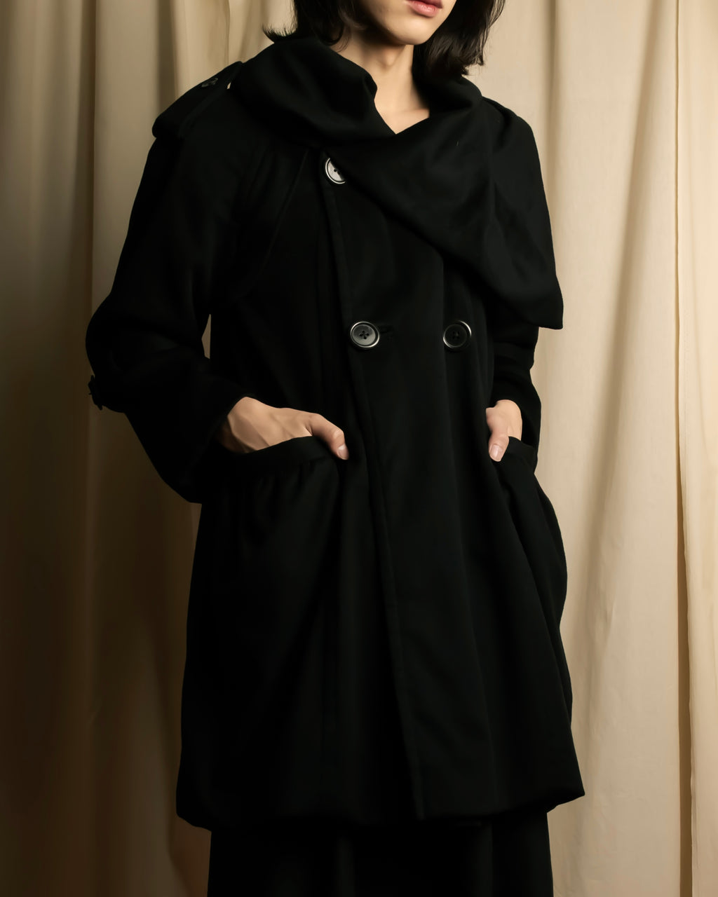 "TORUICHOU" Muffler-style collar military detail coat