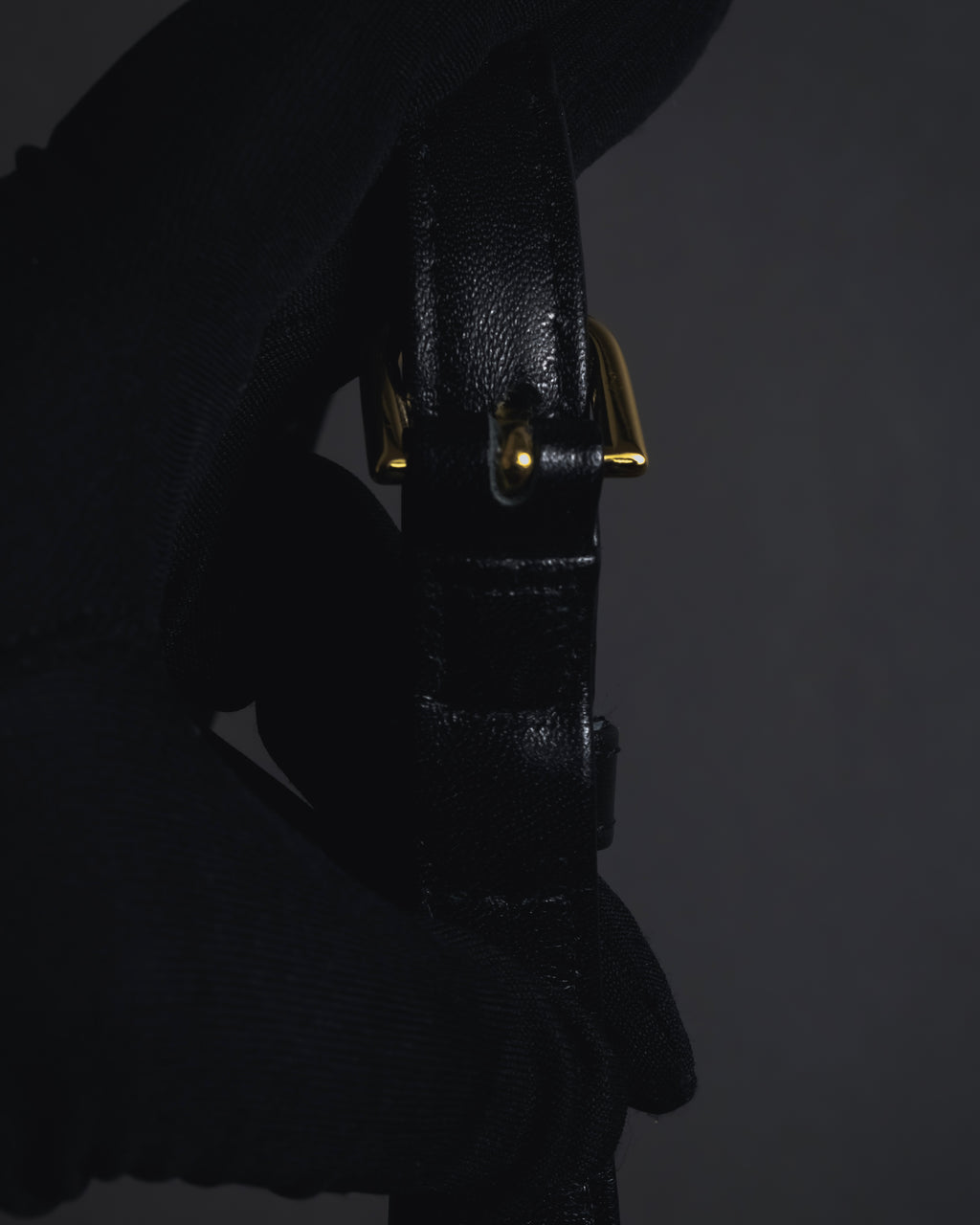 -SPECIAL- "VALENTINO GARAVANI" 90’s-00’s V corner hardware leather top handle bag