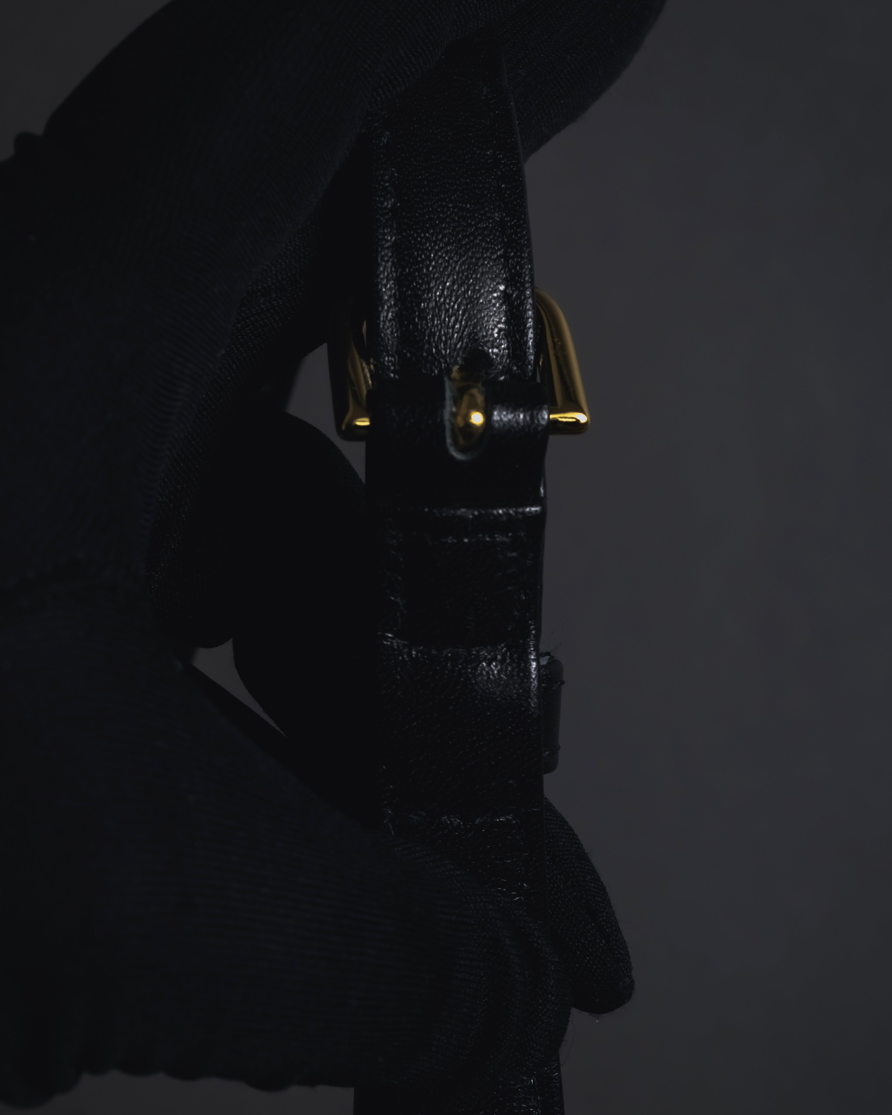 -SPECIAL- "VALENTINO GARAVANI" 90’s-00’s V corner hardware leather top handle bag